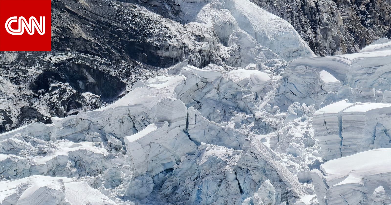 كتلة جليدية تعيق مسار مئات المتسلقين الطموحين لقمة إيفرست 