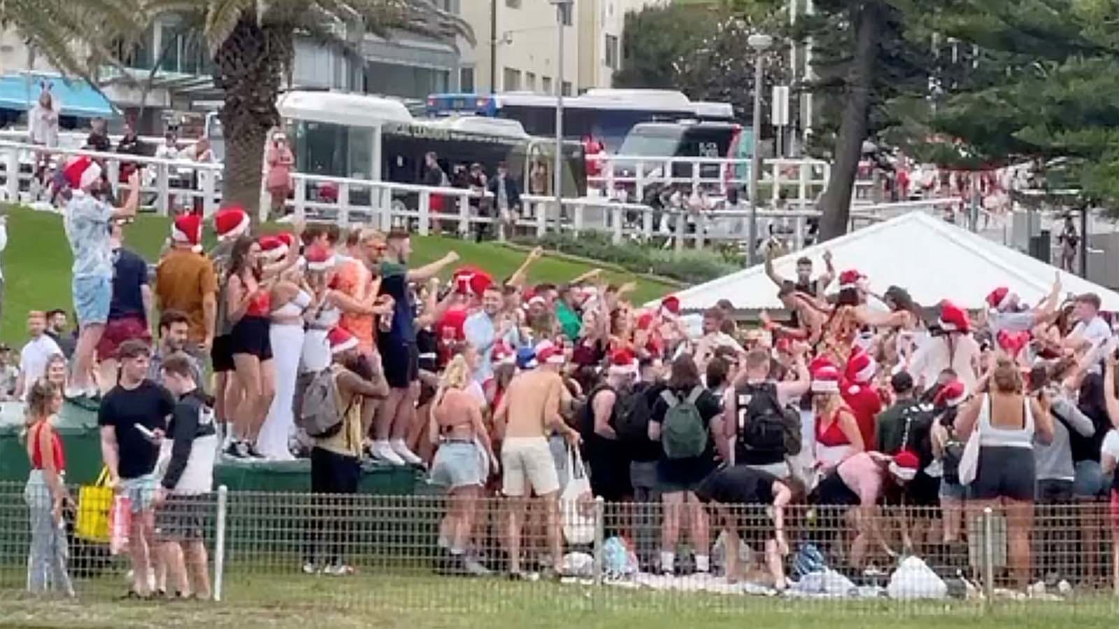 فيديو يُظهر تجمعا حاشدا مخالفا على شاطئ.. وأستراليا تدرس ترحيل الأجانب