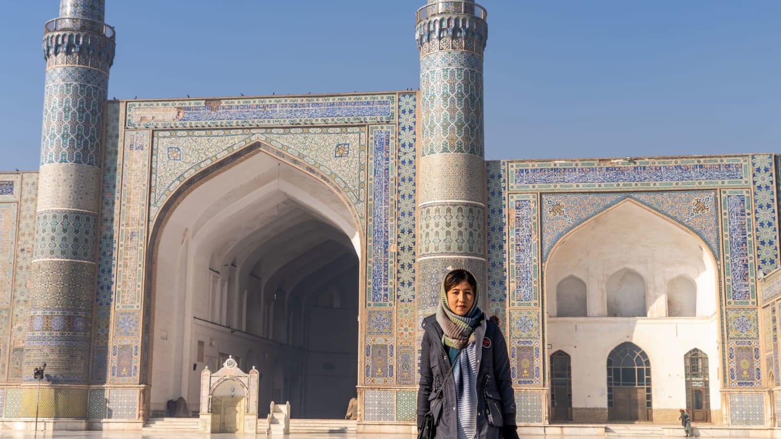 مسجد أفغانستان الرائع المعروف بالبلاط الأزرق والحمام الأبيض