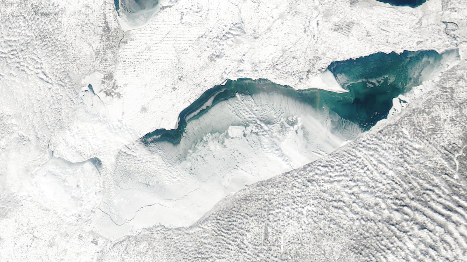 "فطائر الجليد".. شاهد هذه التشكيلات الجليدية الغامضة ببحيرة أمريكية