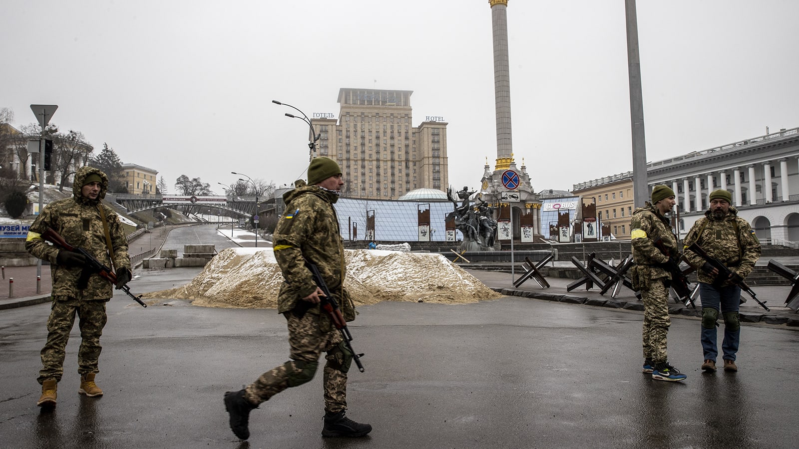 ما دلالات الزي "العسكري" الذي يرتديه رئيس أوكرانيا وما رسالته الضمنية؟