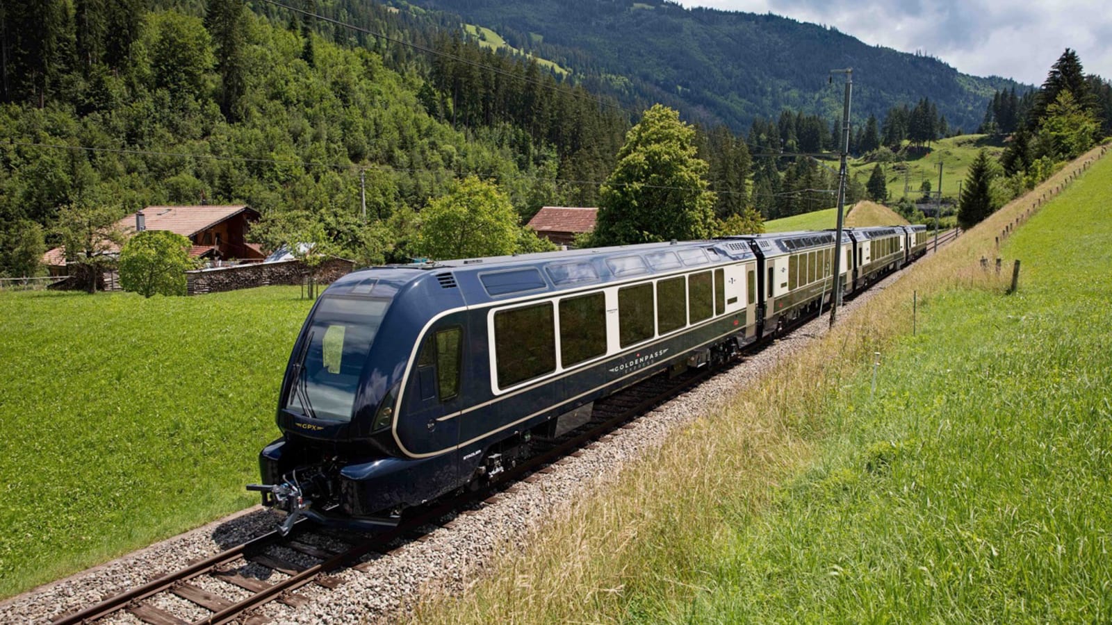 شاهد أطول قطار ركاب في العالم يعبر جبال الألب في سويسرا