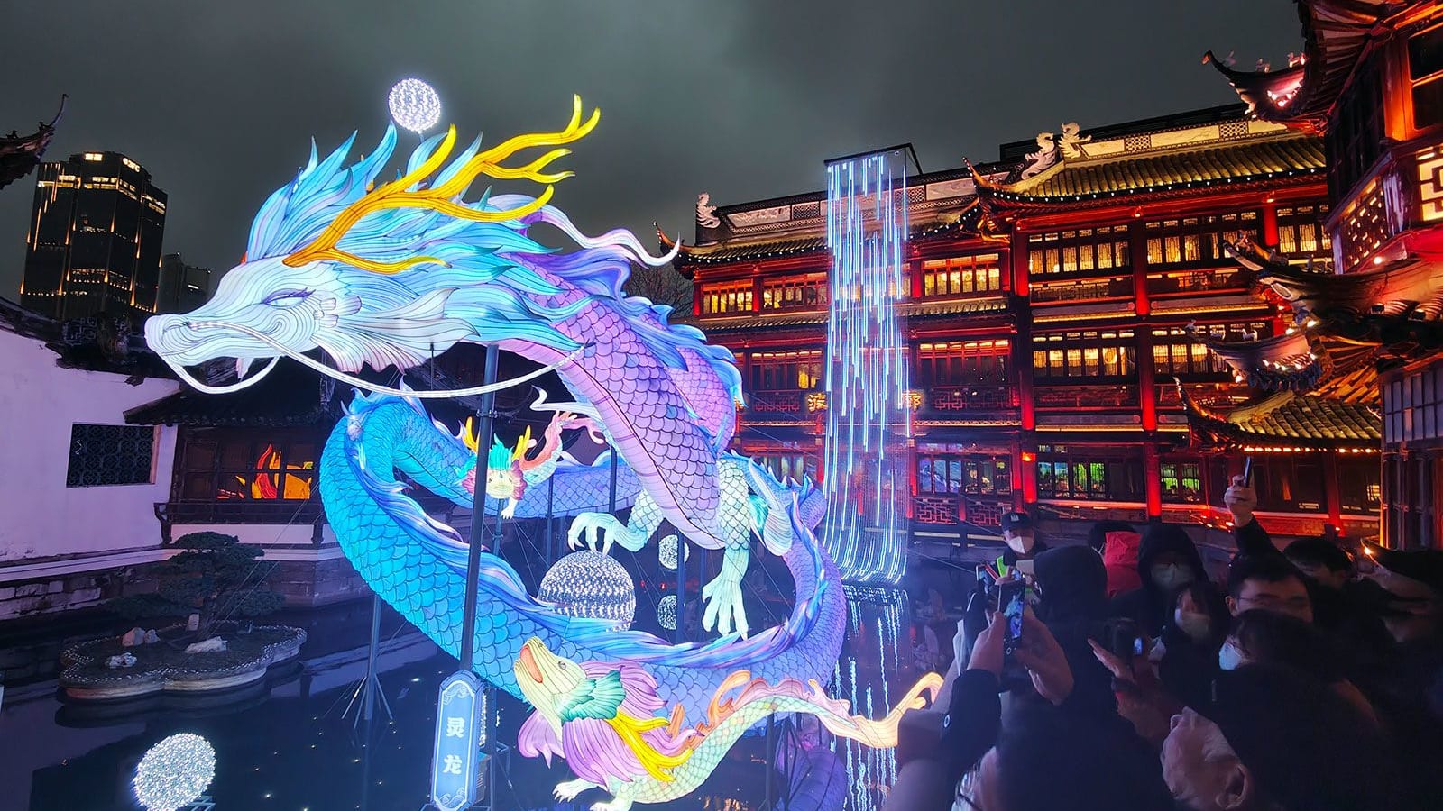 شاهد.. عرض ضوئي مذهل يضيء سماء الصين بمناسبة العام القمري الجديد