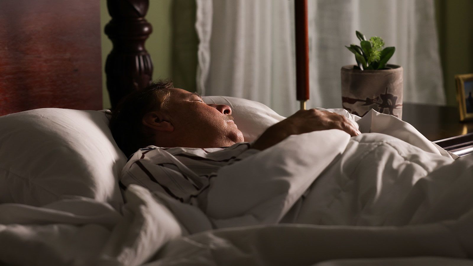 صيحة قديمة تكتسب شعبية جديدة.. هل يقوي النوم في أسرّة منفصلة علاقتك مع شريكك؟