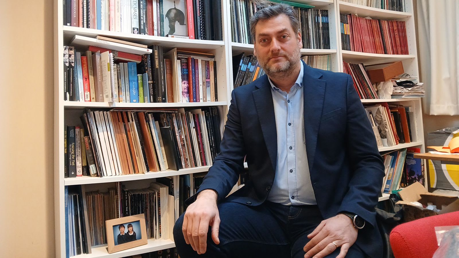 عالم الآثار الجنائية هذا في مهمة بحث عن الكنوز المهرّبة