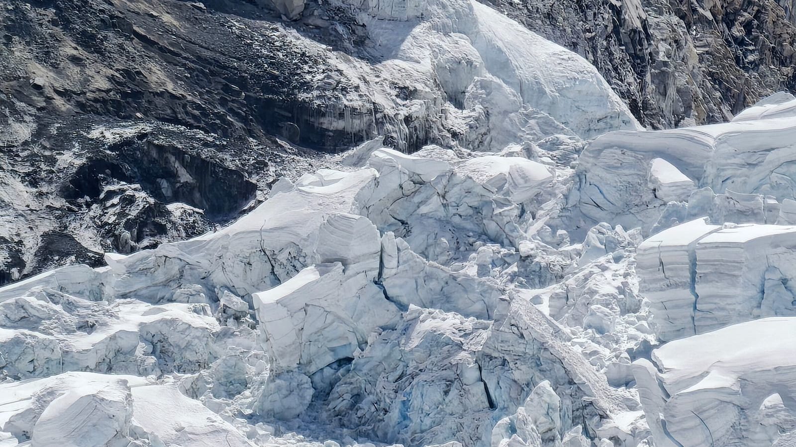 كتلة جليدية تعيق مسار مئات المتسلقين الطموحين لقمة إيفرست