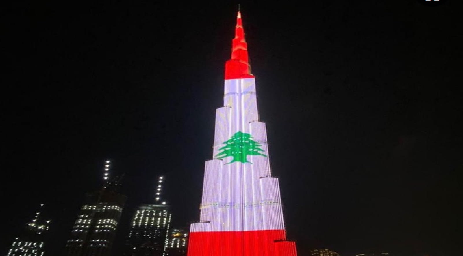 انفجار بيروت.. إضاءة برج خليفة بألوان علم لبنان