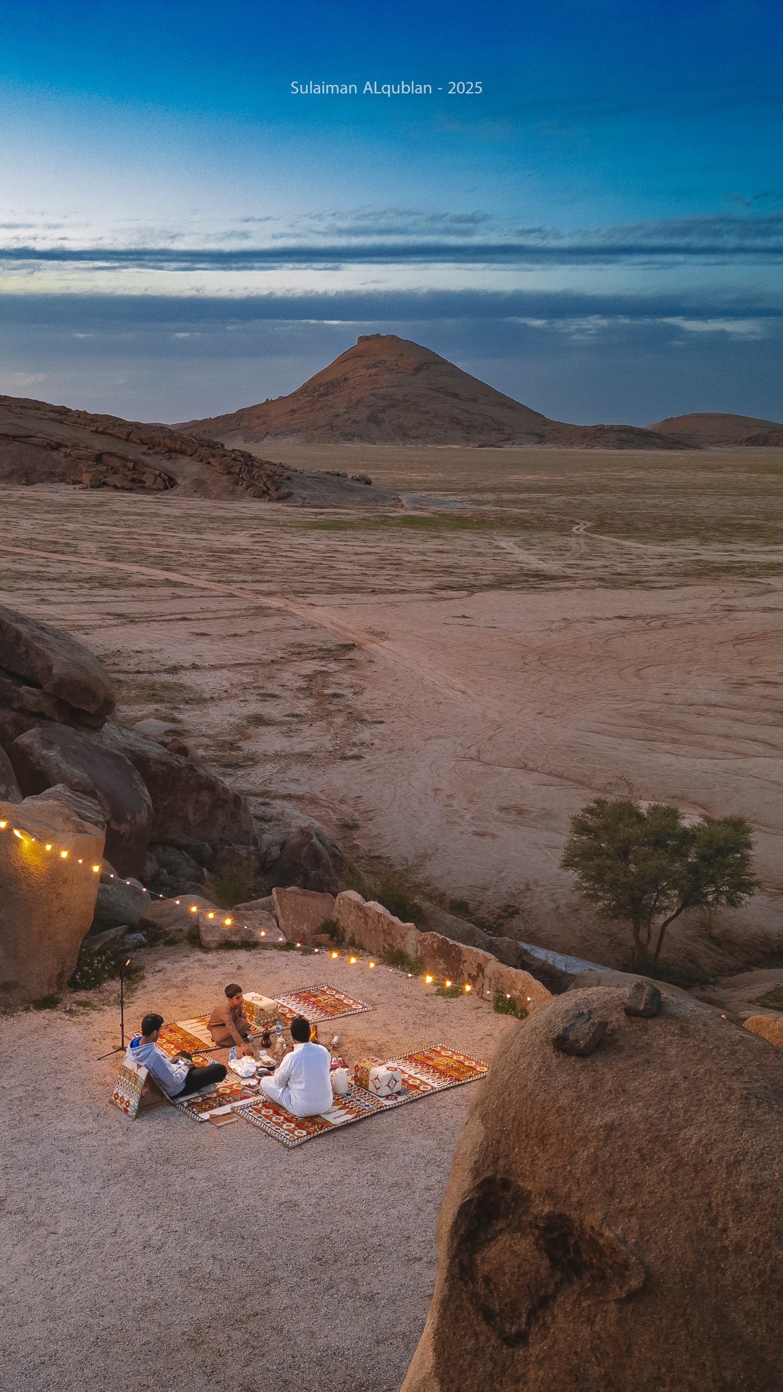 مصور يوثق إفطارا رمضانيا على حافة جبل مرتفع في السعودية