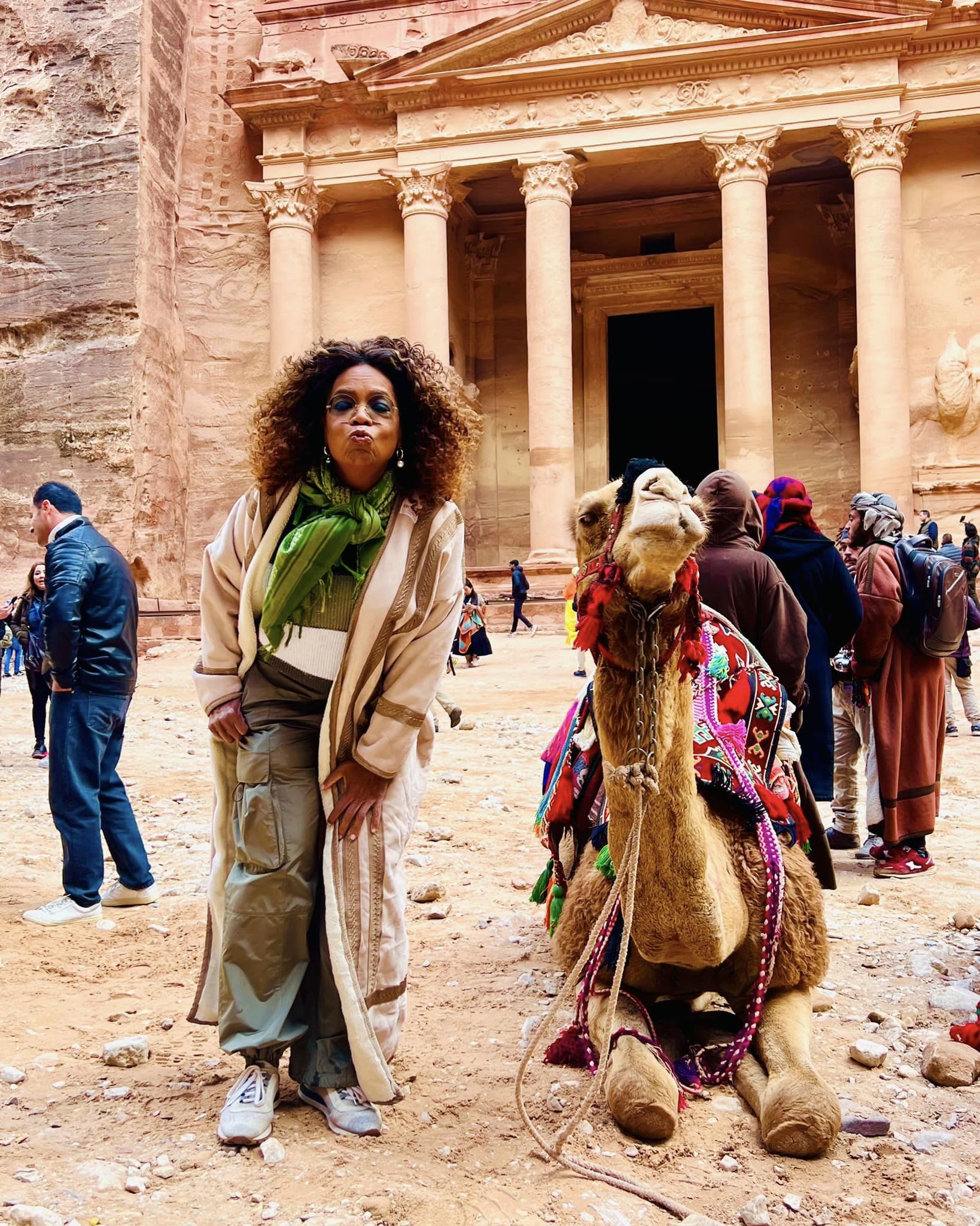 بين الإبل ومعالم البتراء الشهيرة.. أوبرا وينفري تشارك تجربتها في الأردن مع متابعيها