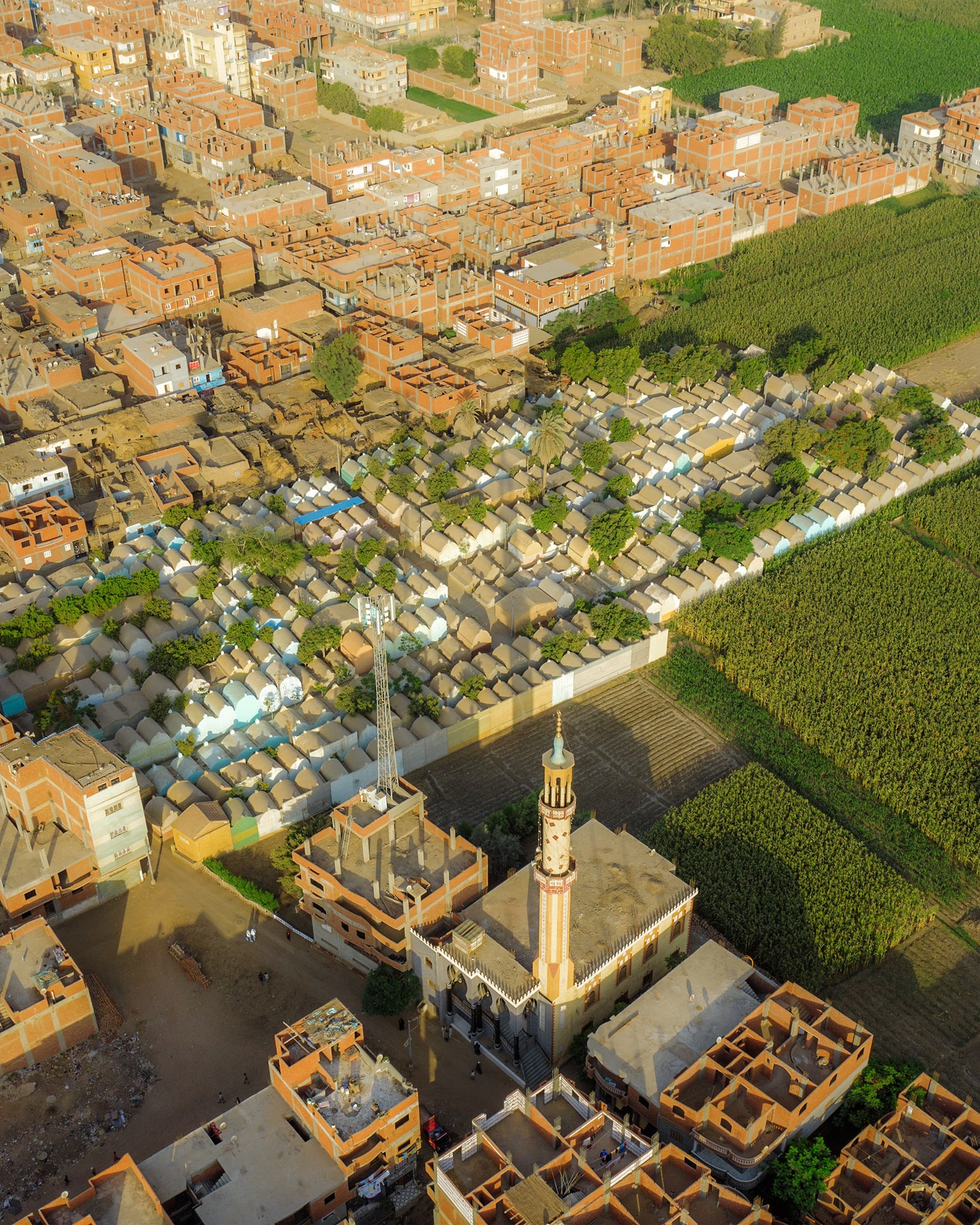 من الأعلى..مصري يبرز مدينة أموات يقطنها الأحياء في مصر