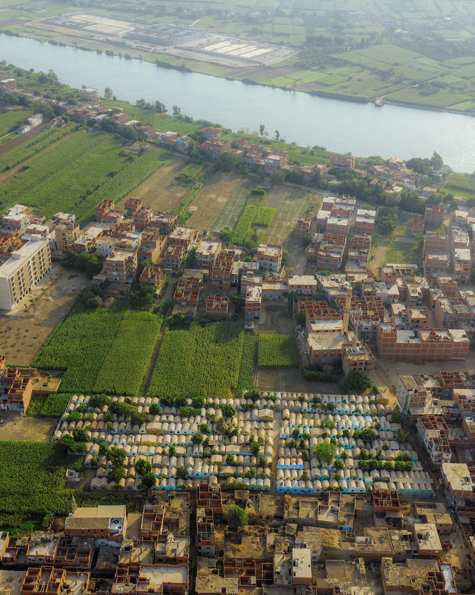من الأعلى..مصري يبرز مدينة أموات يقطنها الأحياء في مصر