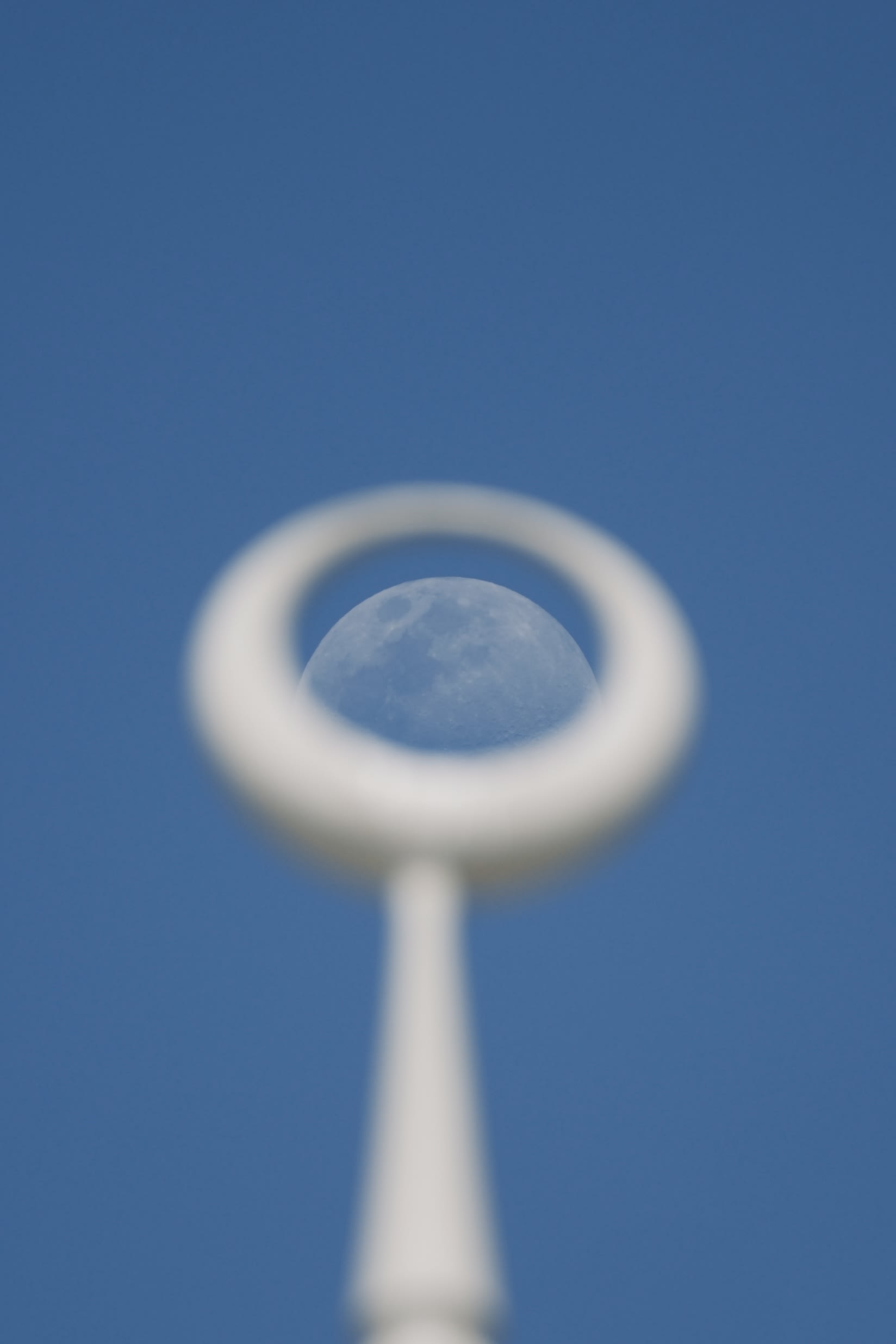 مصور يرصد القمر فوق مآذن المساجد في الإمارات بصور آسرة