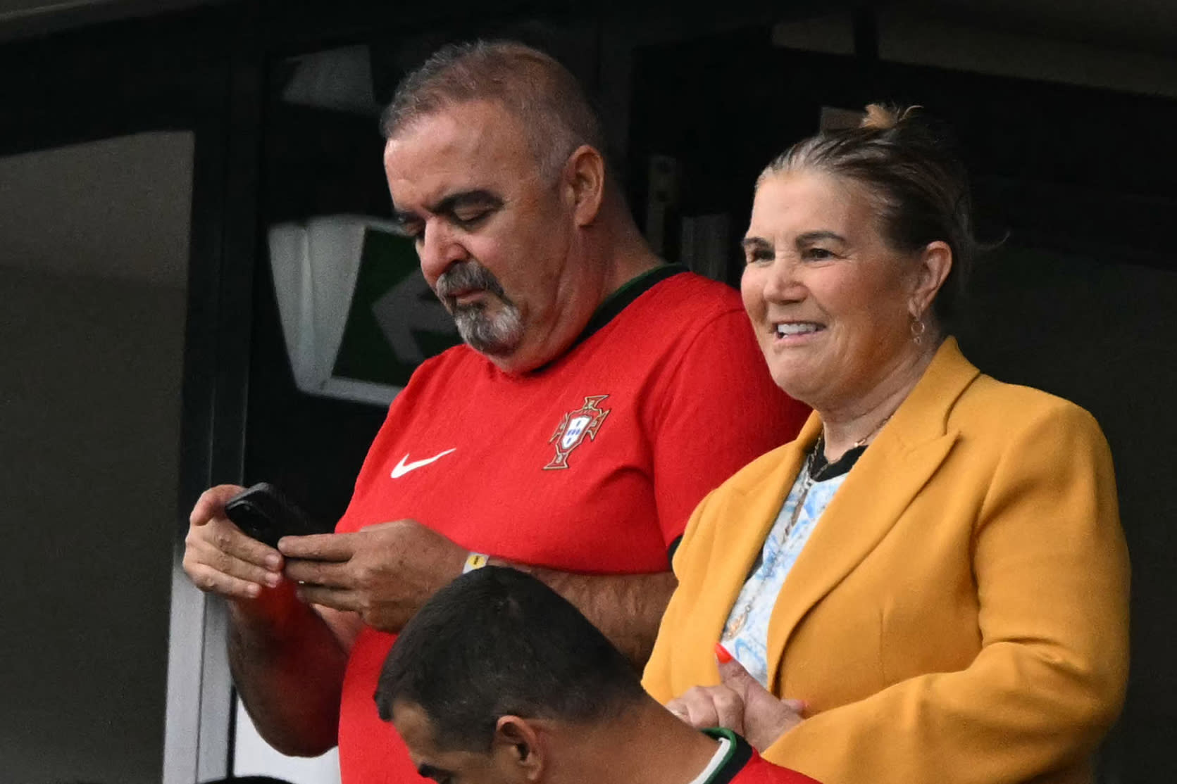 والدة رونالدو تثير تفاعلاً بهذا التصرف خلال حضورها مباراة البرتغال وسلوفينيا