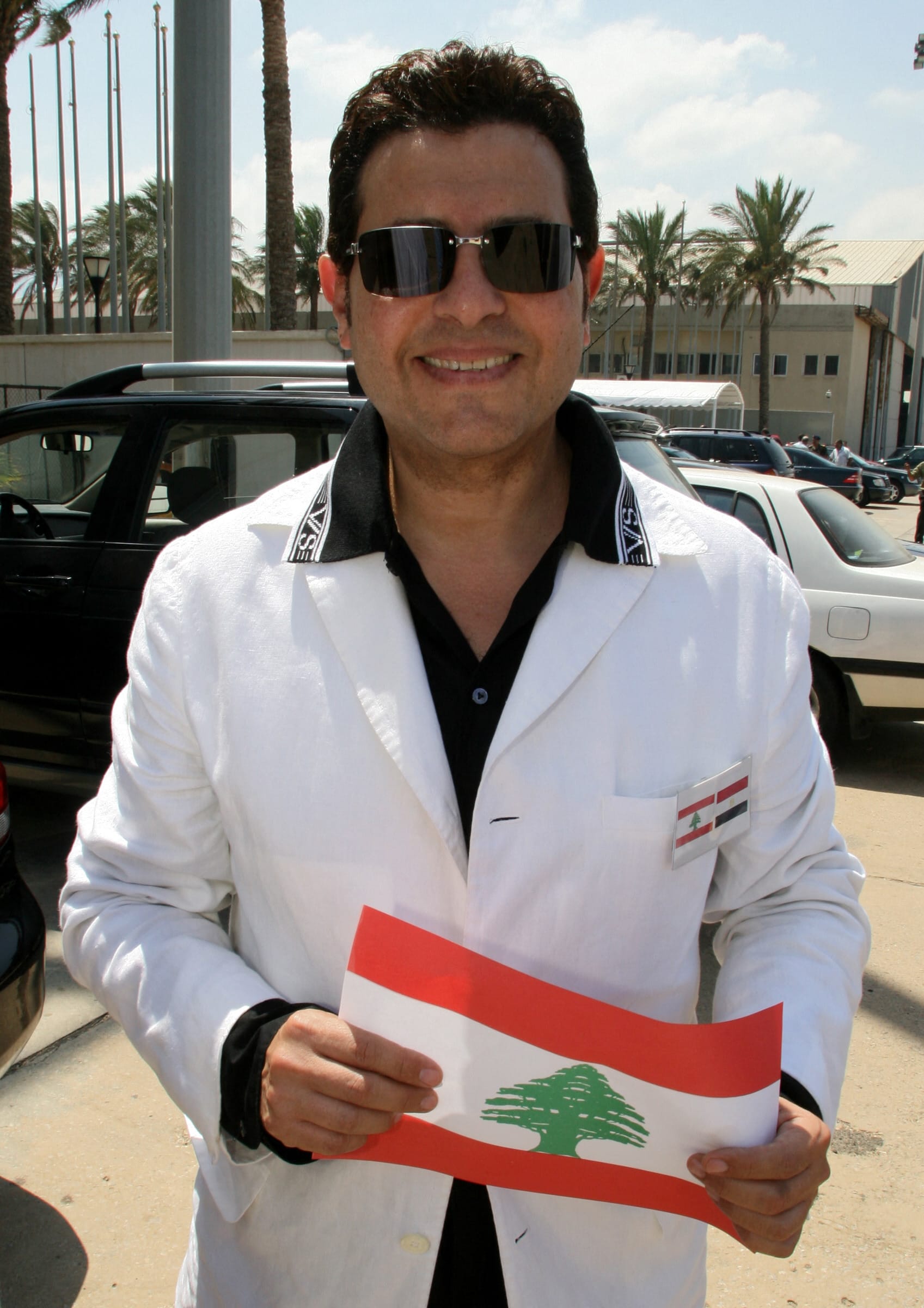 .غالبًا ما يكسر هاني شاكر كلاسيكية البدلات باللون الأبيض
