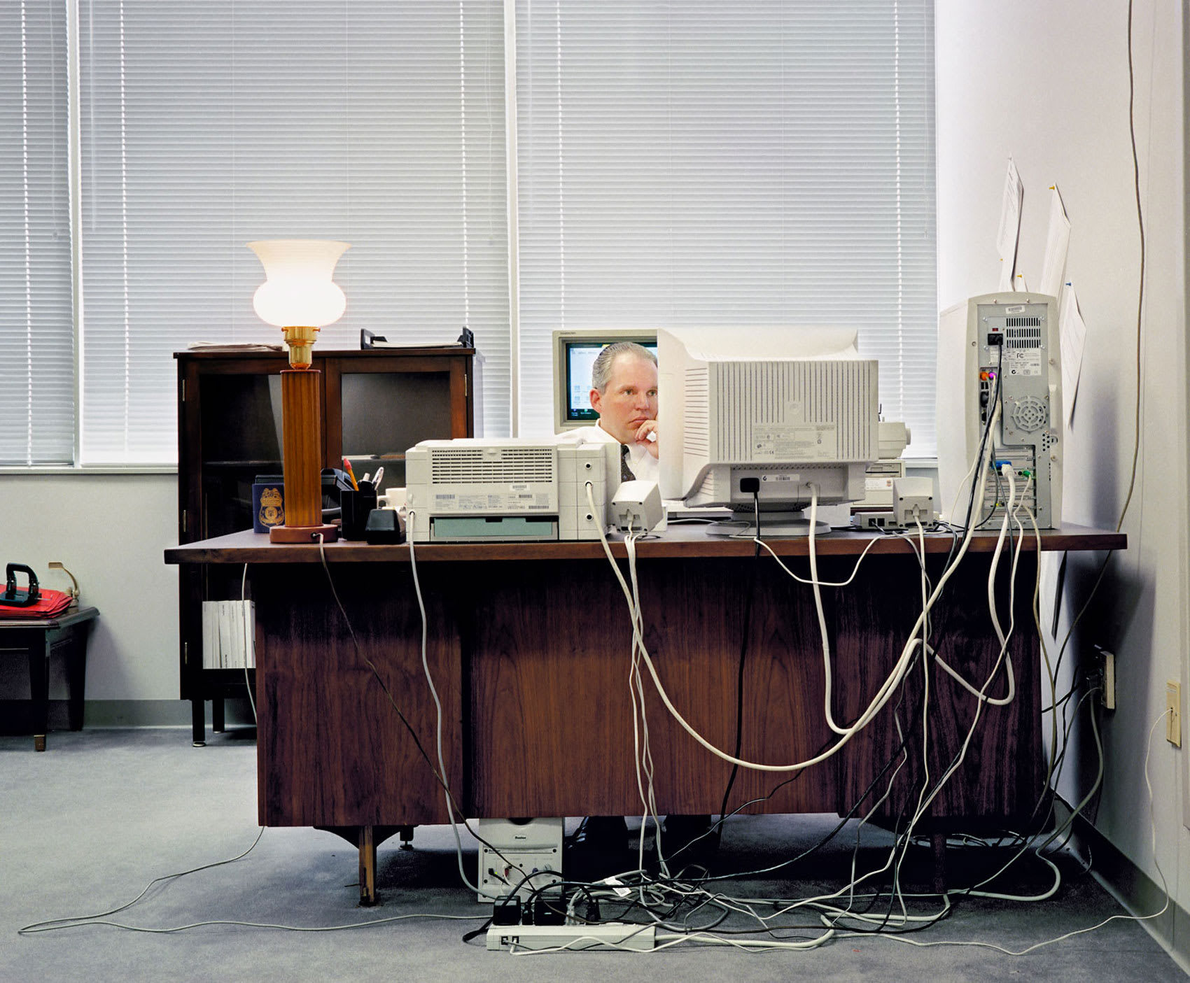 صور في كتاب ترسم بورتريه لما كانت عليه مكاتب الأعمال في التسعينيات