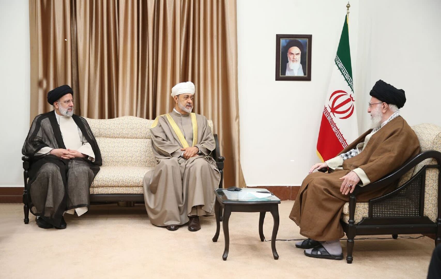 خلال زيارته إلى إيران.. سلطان عُمان يلتقي علي خامنئي بحضور رئيسي