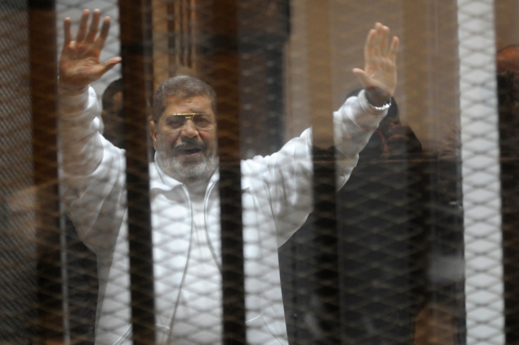 بعد نفي أسرة محمد مرسي محاولة انتحار نجله في السجن.. داخلية مصر تعلق