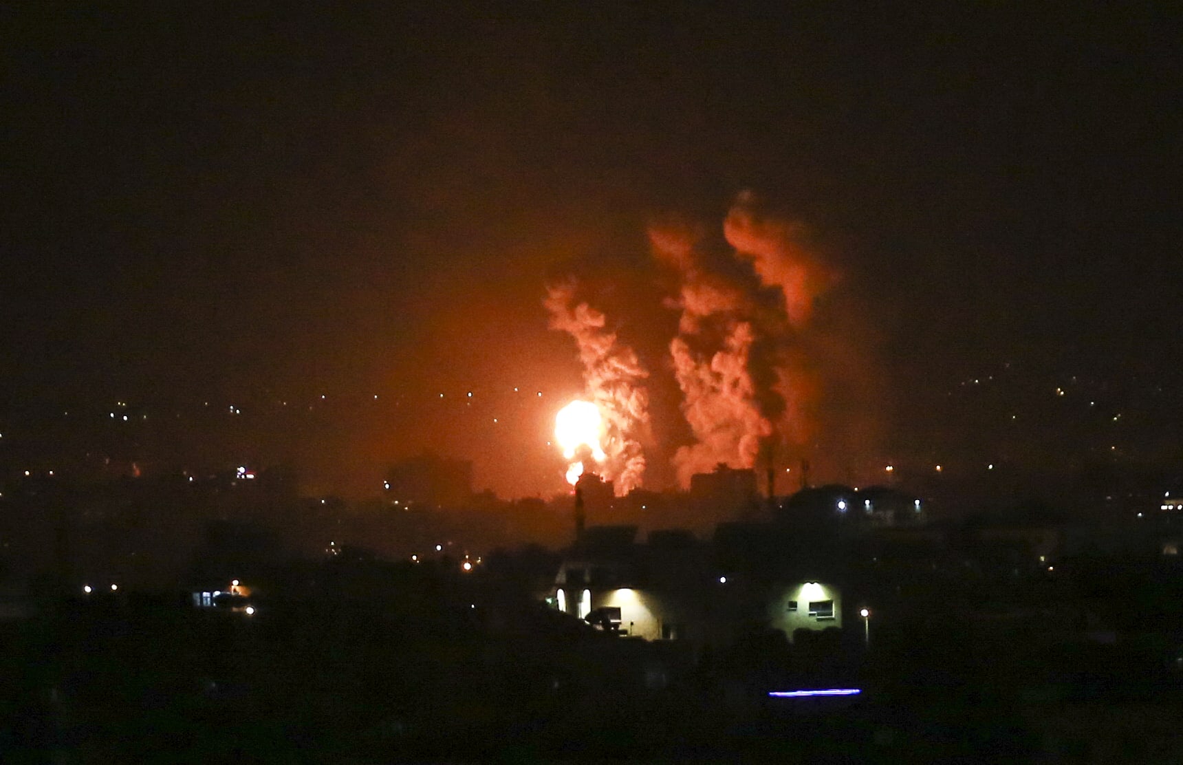 الجيش الإسرائيلي يقصف مواقع عسكرية لـ"حماس".. وهنية يجري اتصالات مع مصر وقطر