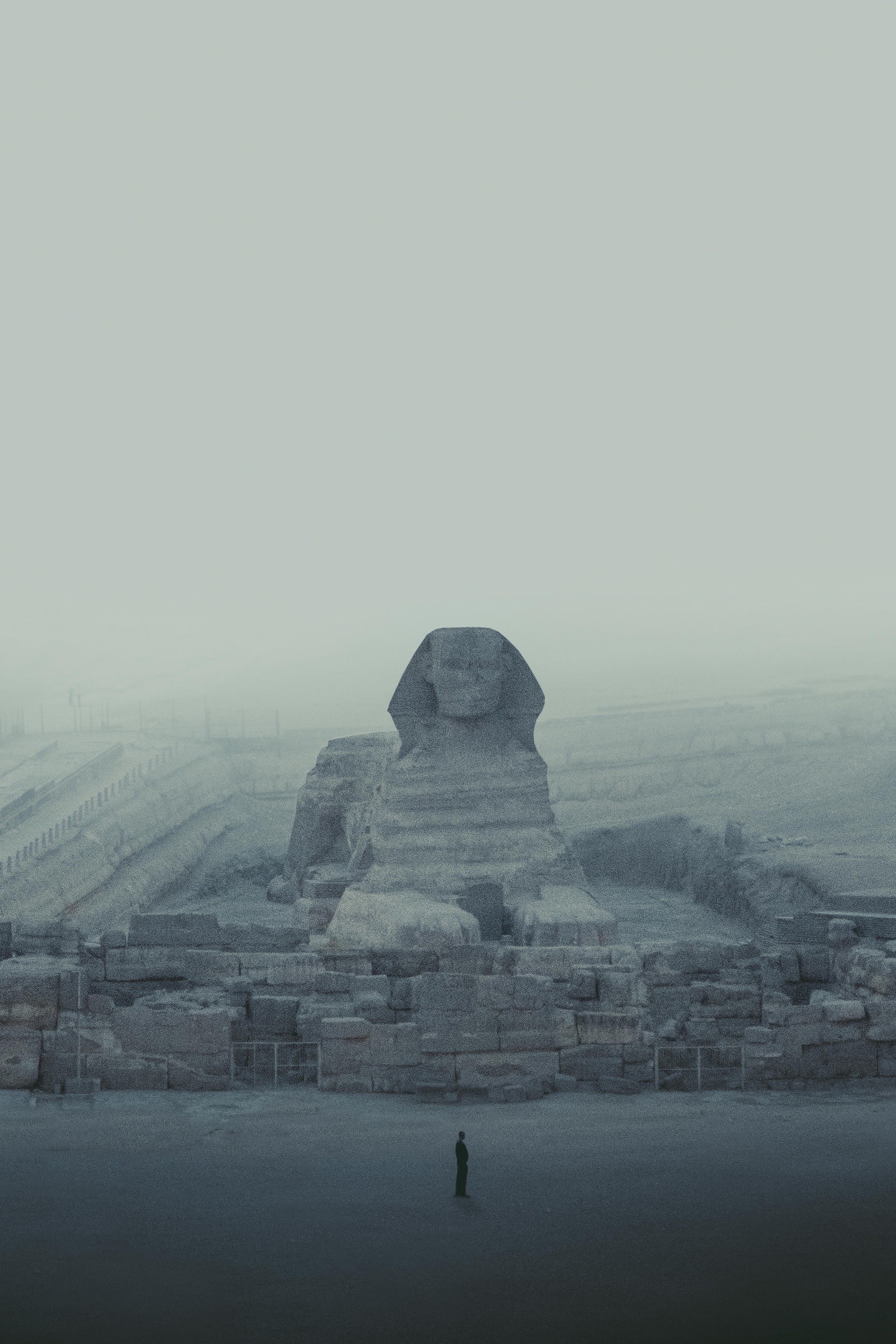 مصور يرصد العزلة الصامتة لأهرامات مصر وصحاريها