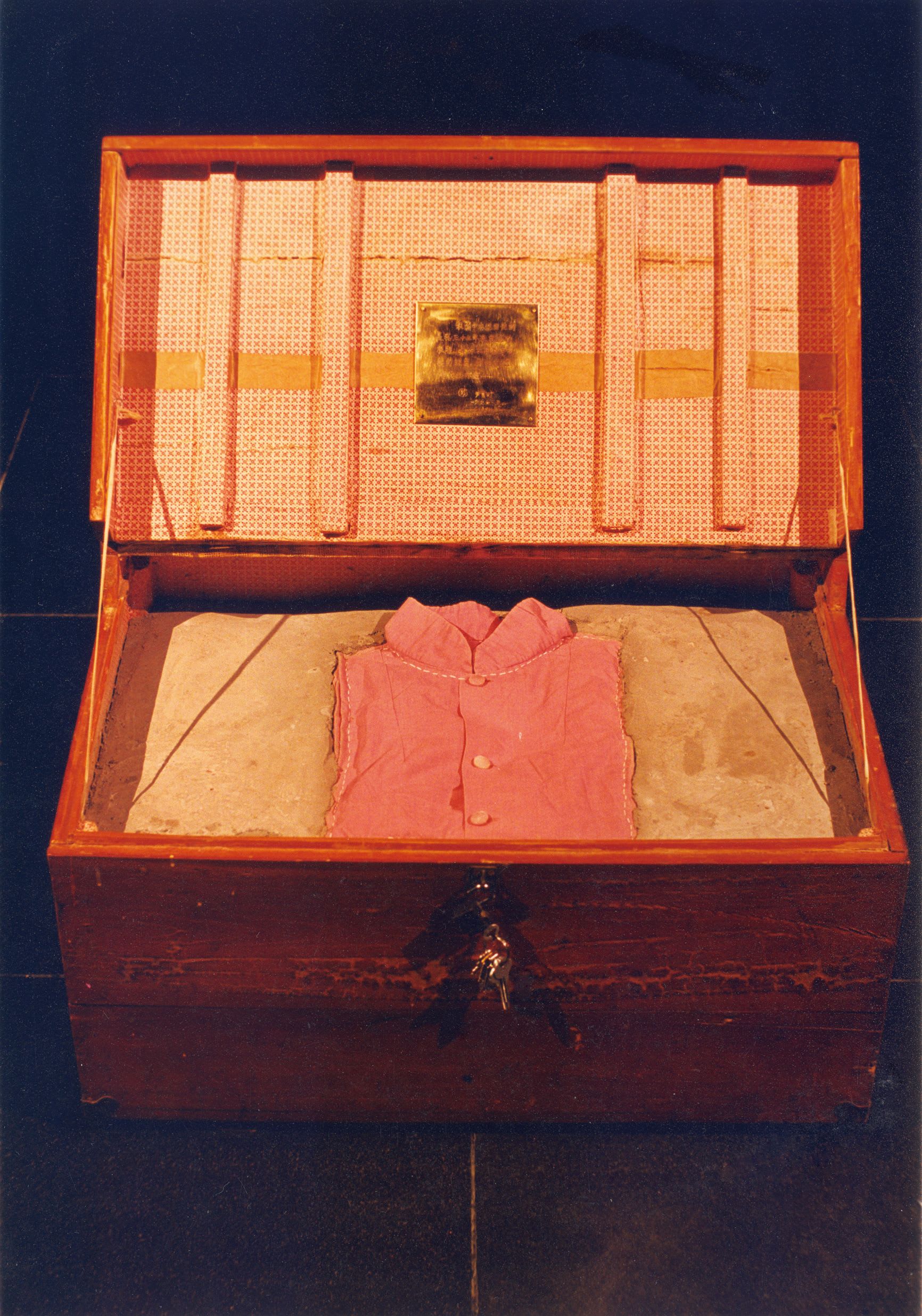 .يضم عمل "صندوق الملابس" مجموعة من ملابس الفنانة الشخصية التي ارتدتها منذ الطفولة وحتى البلوغ