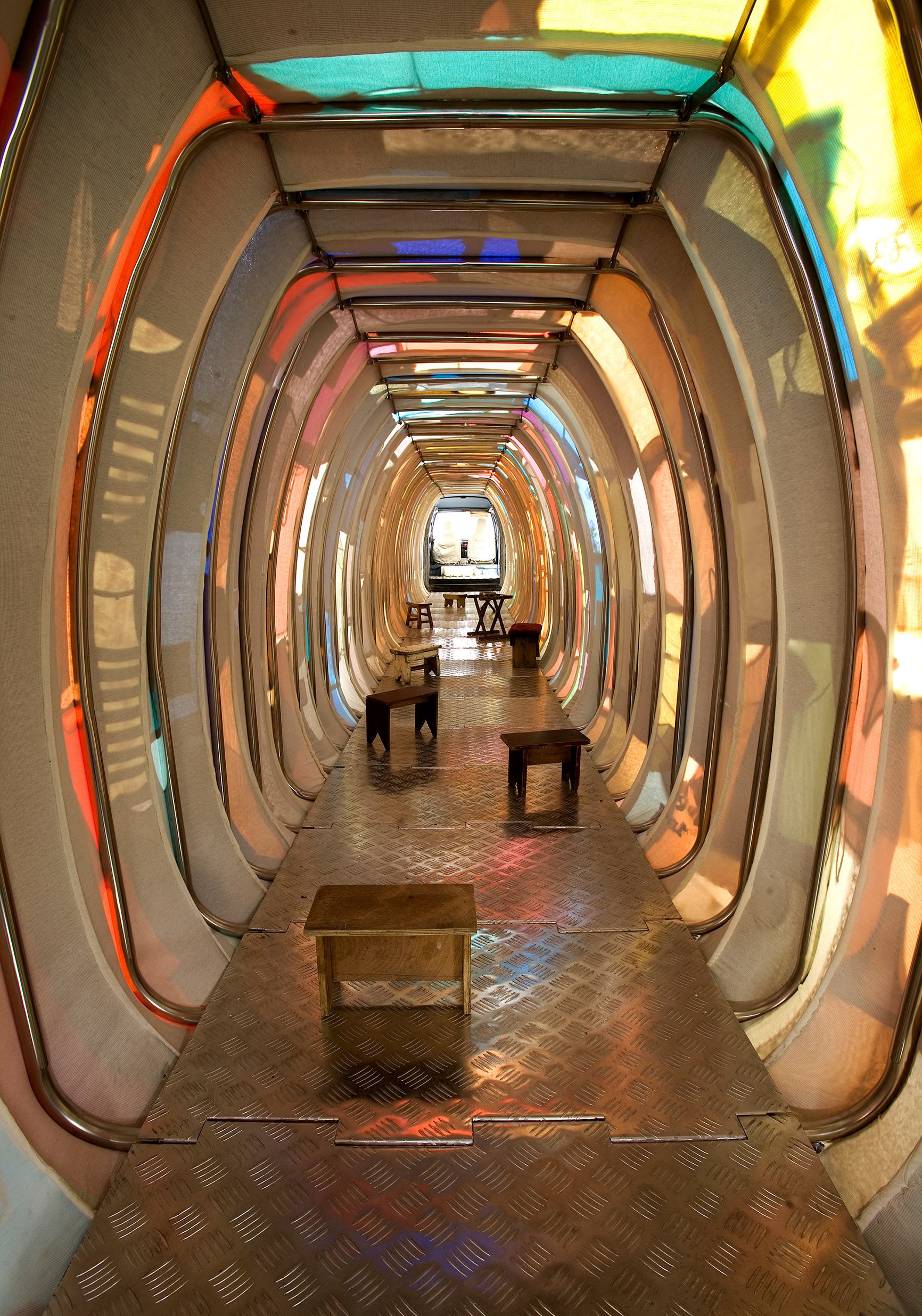 "في 'الوعي الجمعي' (2007)، ربطت الفنانة سيارة ميني فان من بكين بأنبوب طويل مغطى بالقماش، مستخدمة الملابس لإحياء ذكريات التحديث السريع وحنين الناس لامتلاك سيارة.