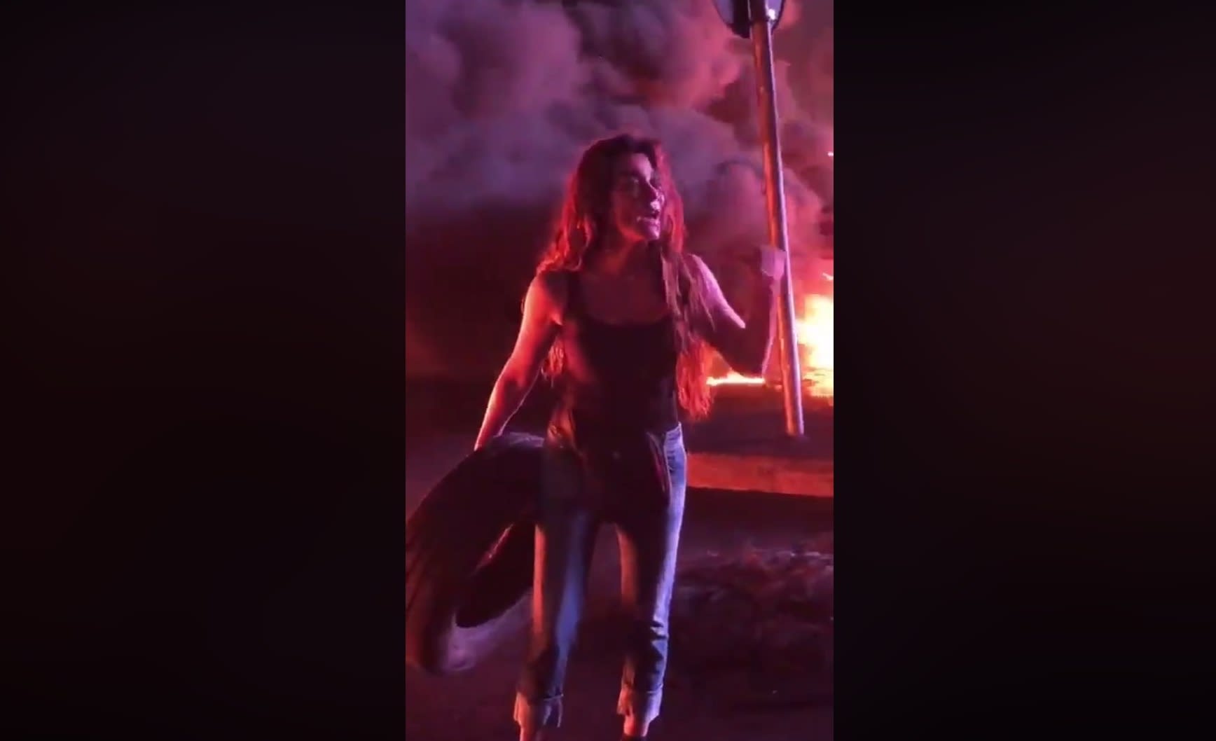 نادين الراسي تحرق إطار في احتجاجات بيروت