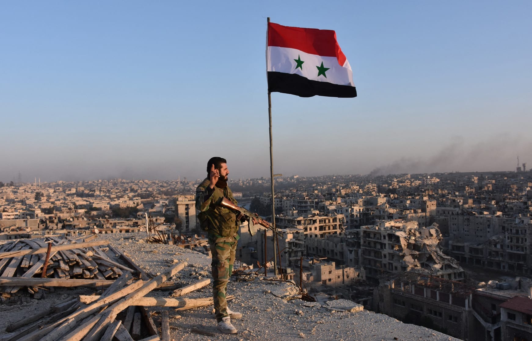 مصدر سوري يعلن مقتل وإصابة عدد من العسكريين بهجوم "إرهابي" في دير الزور