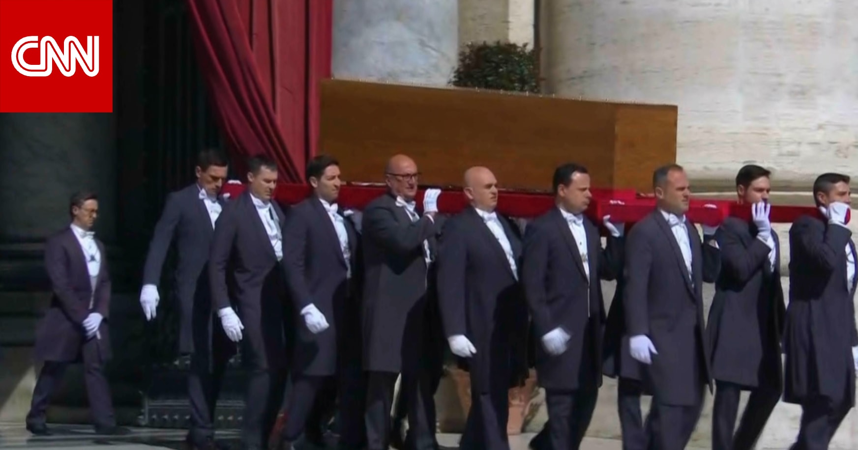 شاهد لحظة حمل نعش البابا فرنسيس وإخراجه إلى ساحة الفاتيكان أمام حشود غفيرة