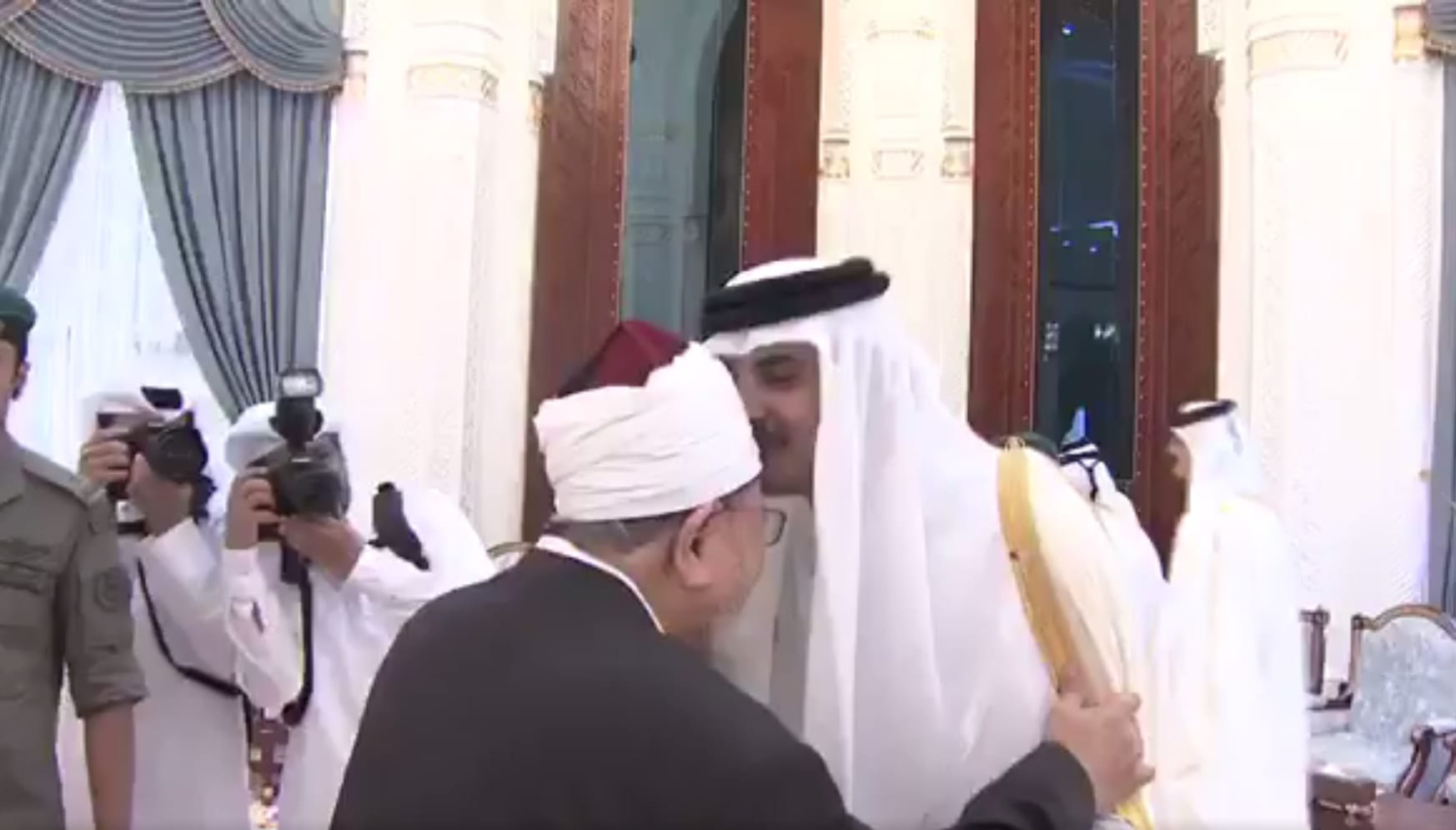 ظهور فيديو لأمير قطر يقبل رأس القرضاوي خلال عيد الفطر