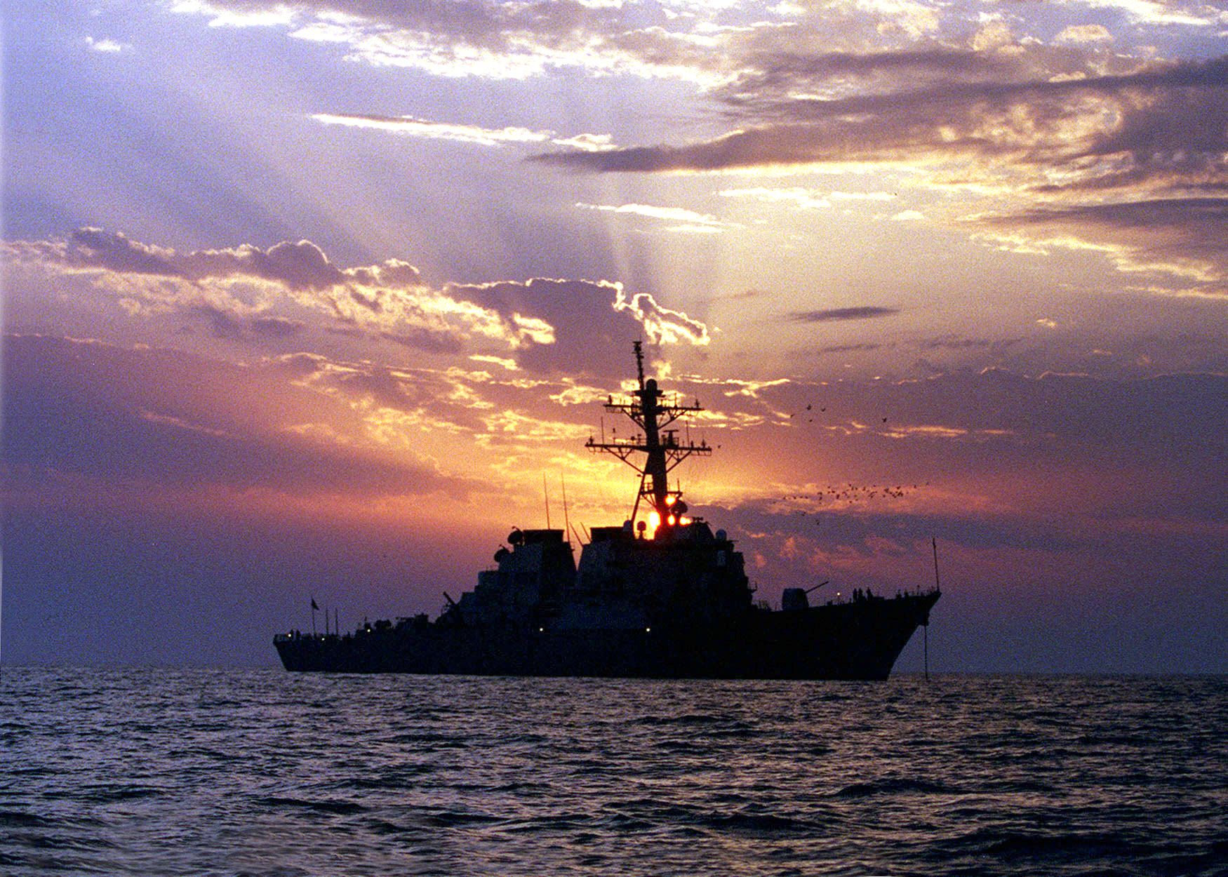 مدمرة أمريكية تسقط مسيرتين للحوثيين وصاروخا باليستيا استهدف سفينة تجارية جنوب البحر الأحمر
