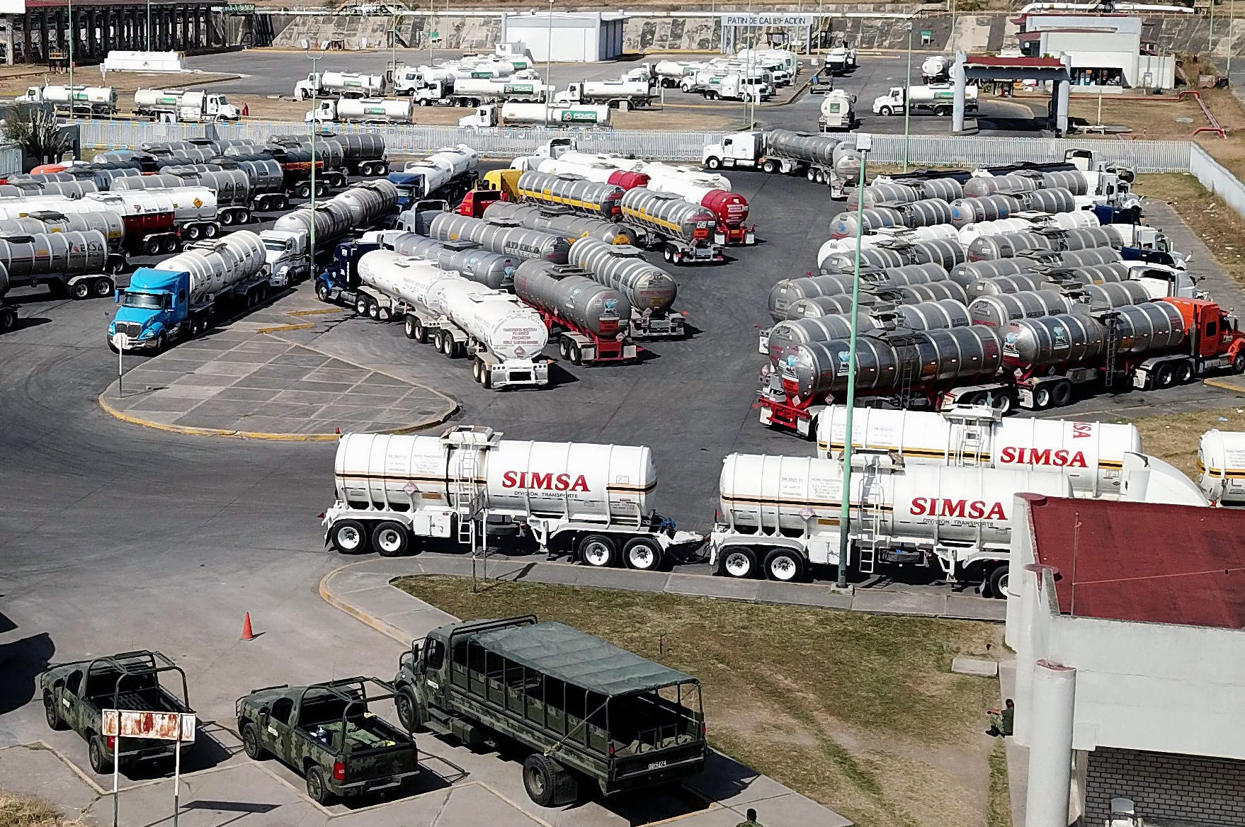 صورة أرشيفية لشاحنات نقل قرب محطة توزيع وقود في المكسيك