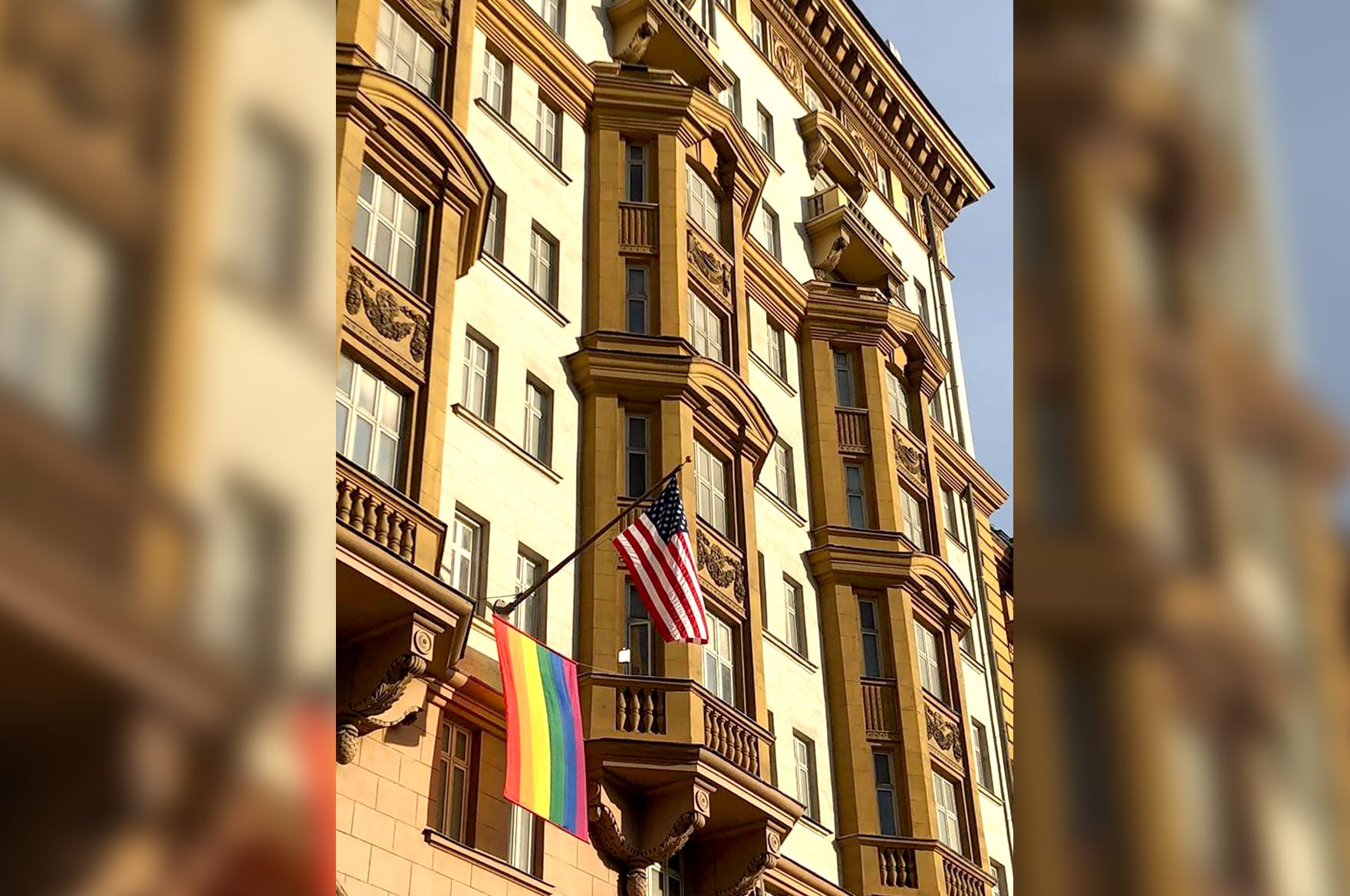 السفارة الأمريكية في موسكو ترفع "علم الفخر".. والكرملين: غير مقبول بموجب القانون