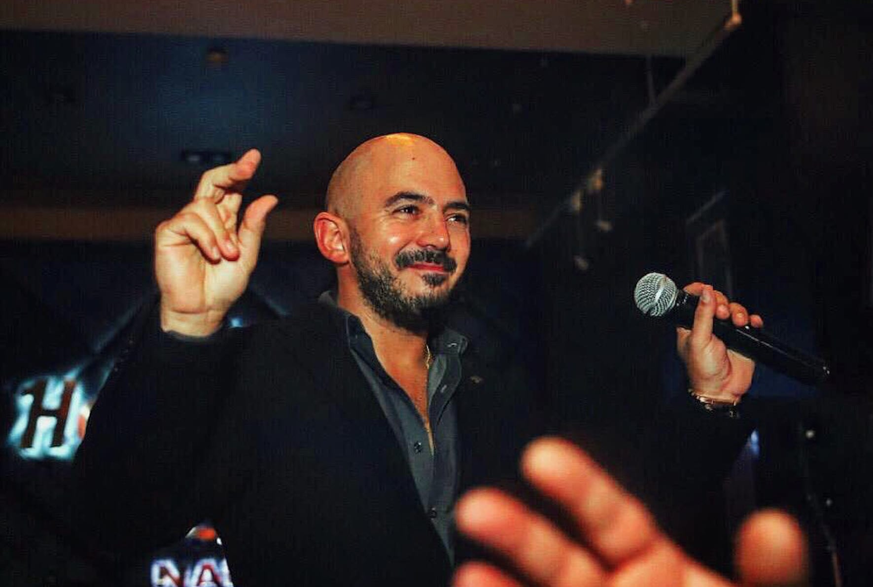 مغني مصري يعتذر بعد أن رفض التقاط صورة مع معجب.. ومغردون يهاجمونه