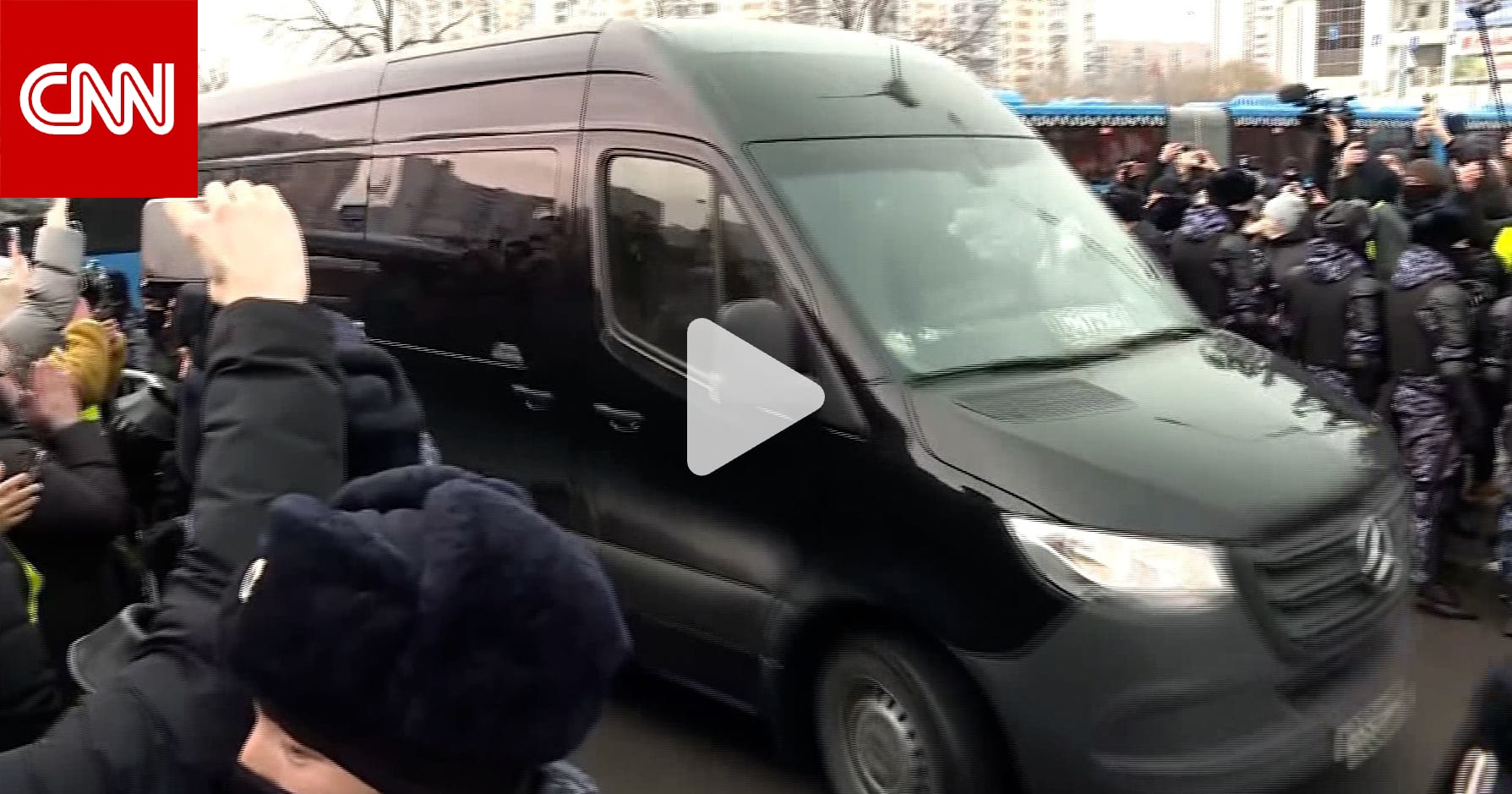 شاهد رد فعل أنصار نافالني لحظة وصول جثمانه إلى كنيسة في موسكو