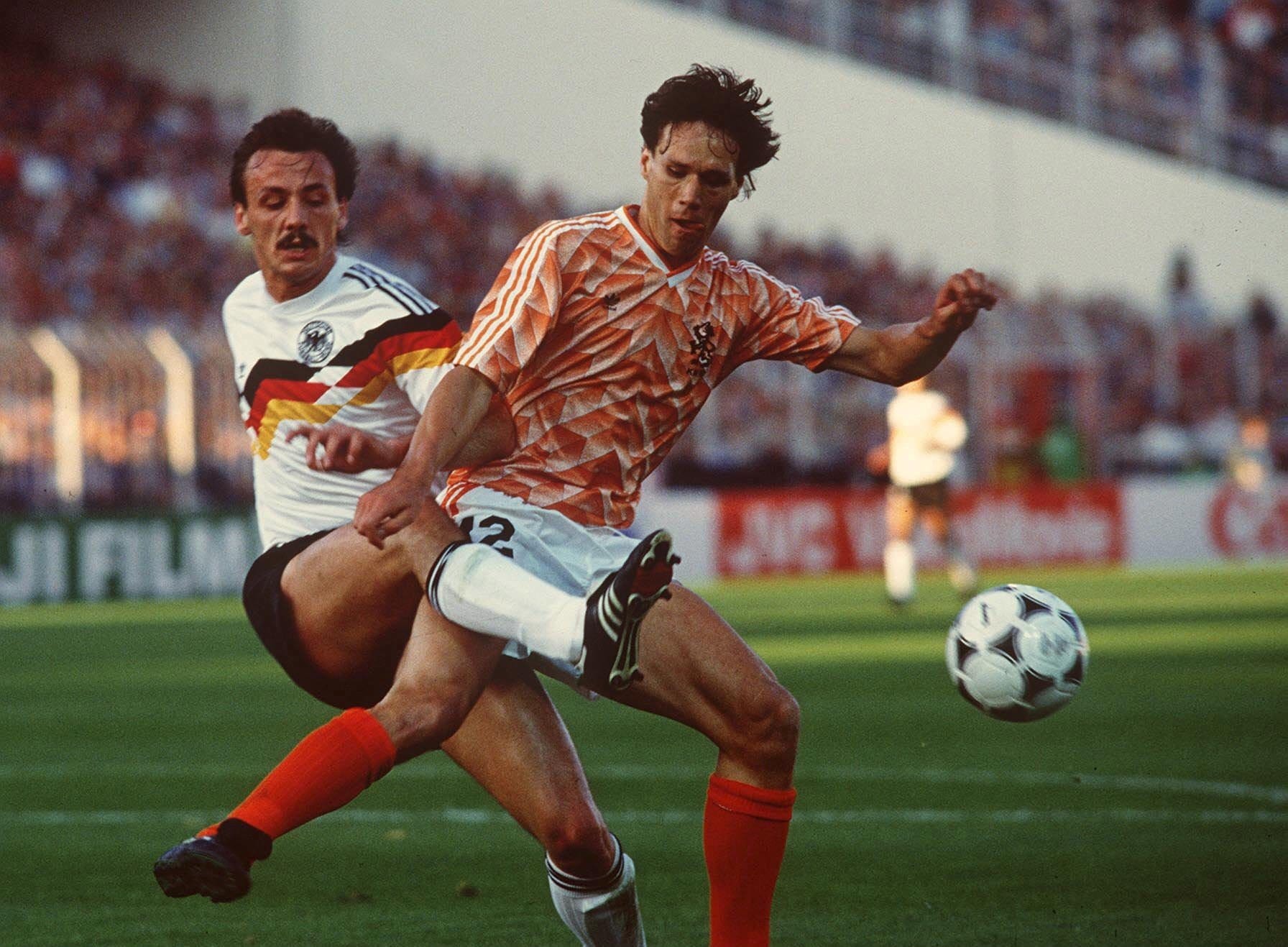 فان باستن خلال مباراة هولندا وألمانيا عام 1988