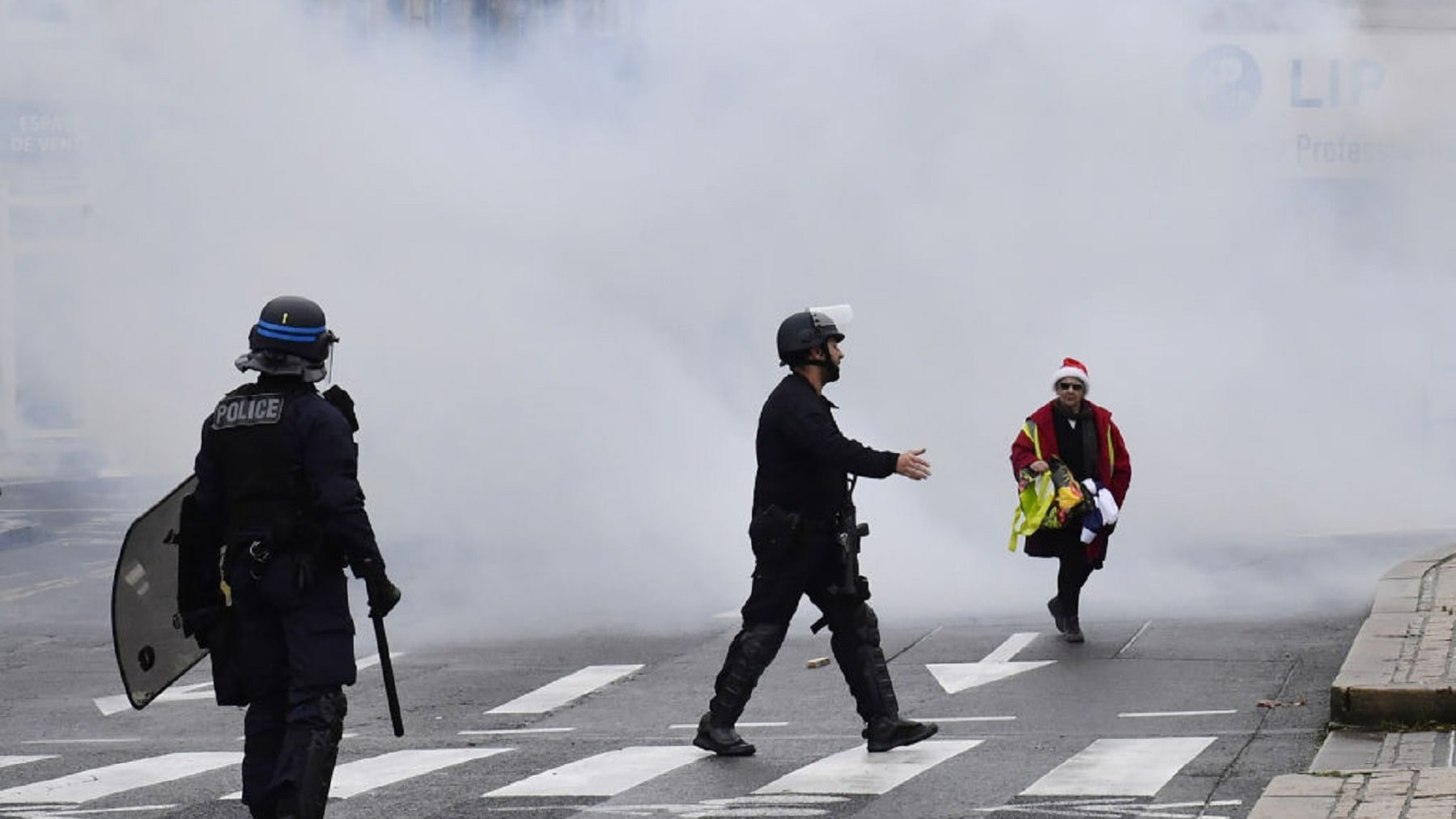 عمليات تنظيف واسعة بباريس بعد شغب بمظاهرات "السترات الصفراء"