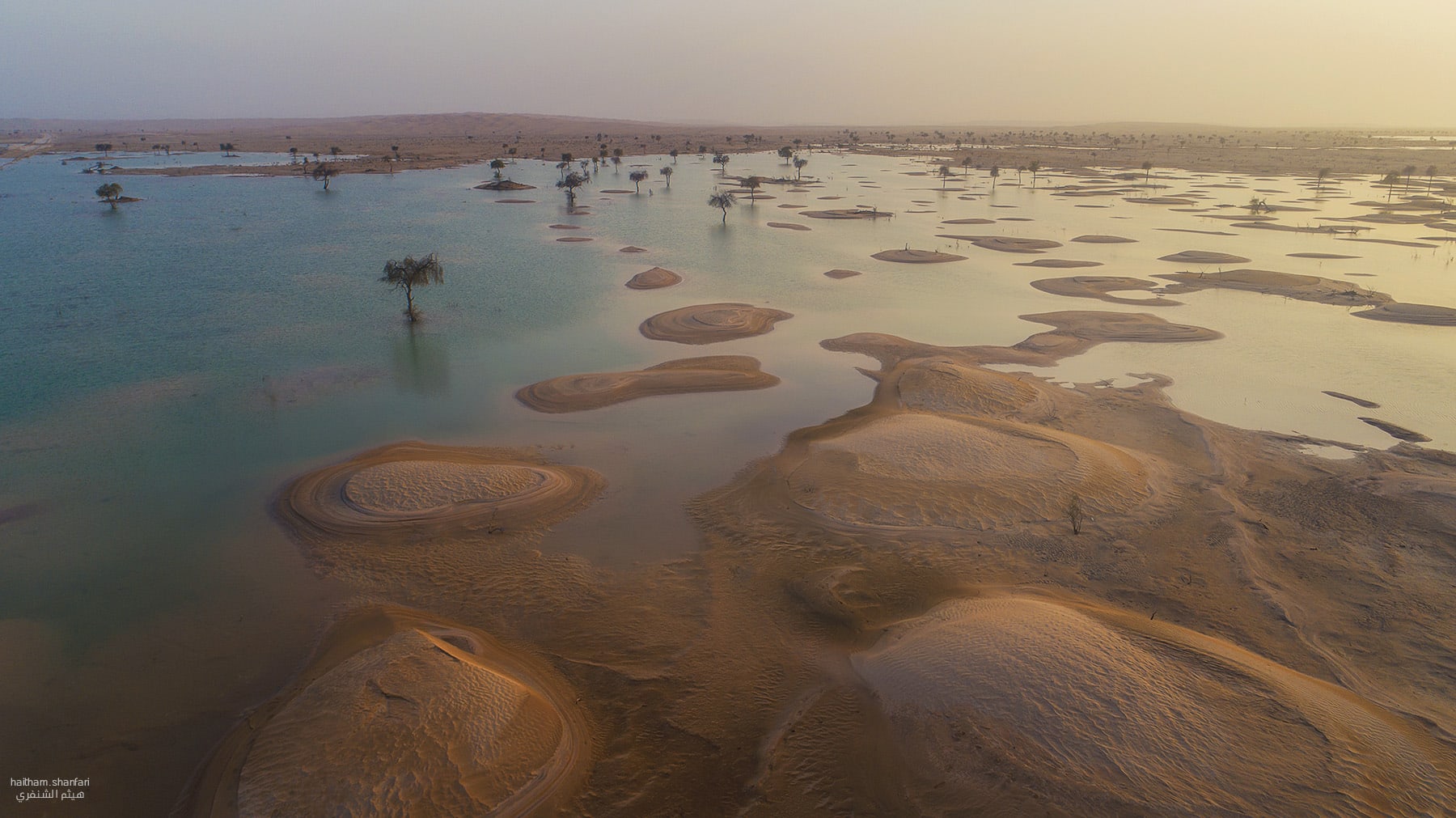 صور تعكس "اللوحة الفنية" لبحيرات في صحراء الربع الخالي