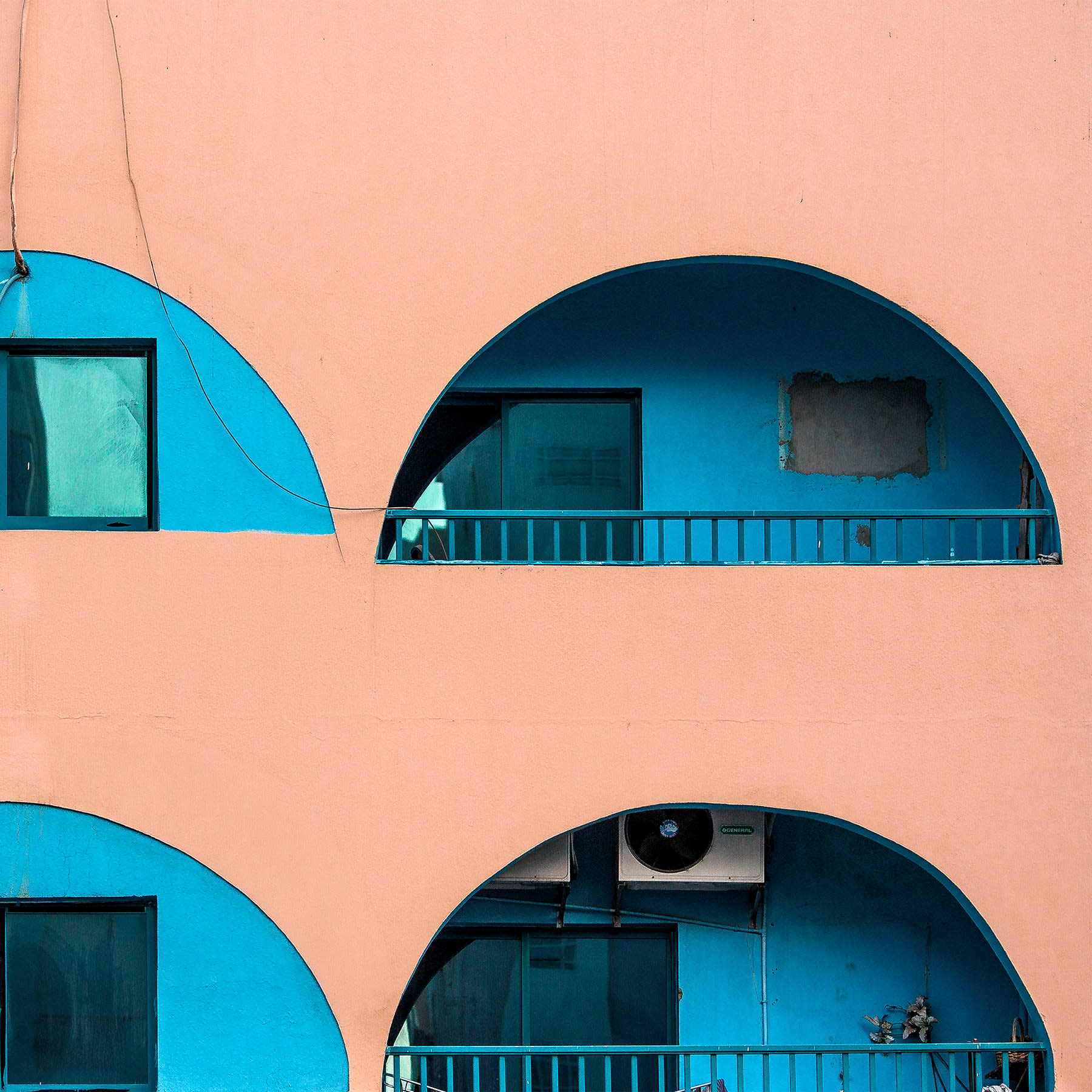 صور تكشف الجمال المعماري لمباني مزينة بوحدات تكييف في الإمارات