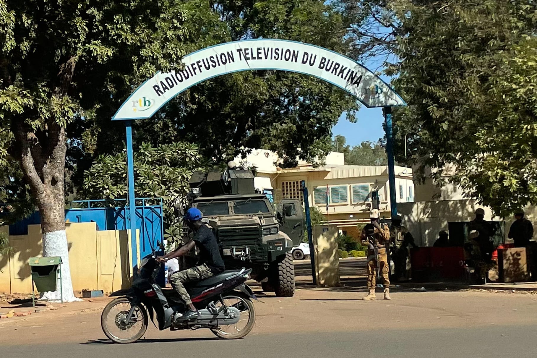 صورة أرشيفية لعناصر من جيش بوركينا فاسو أمام مبنى التلفزيون في العاصمة 