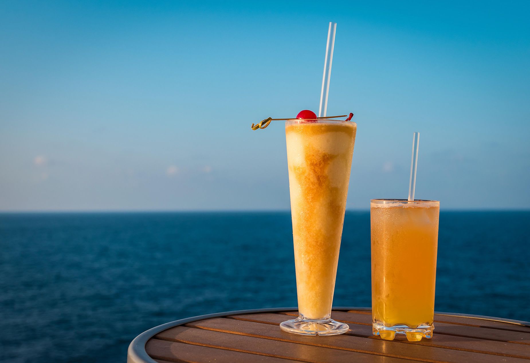 من السلوكيات الخليعة إلى الإفراط بالشرب.. هل اختفت آداب الرحلات البحرية؟