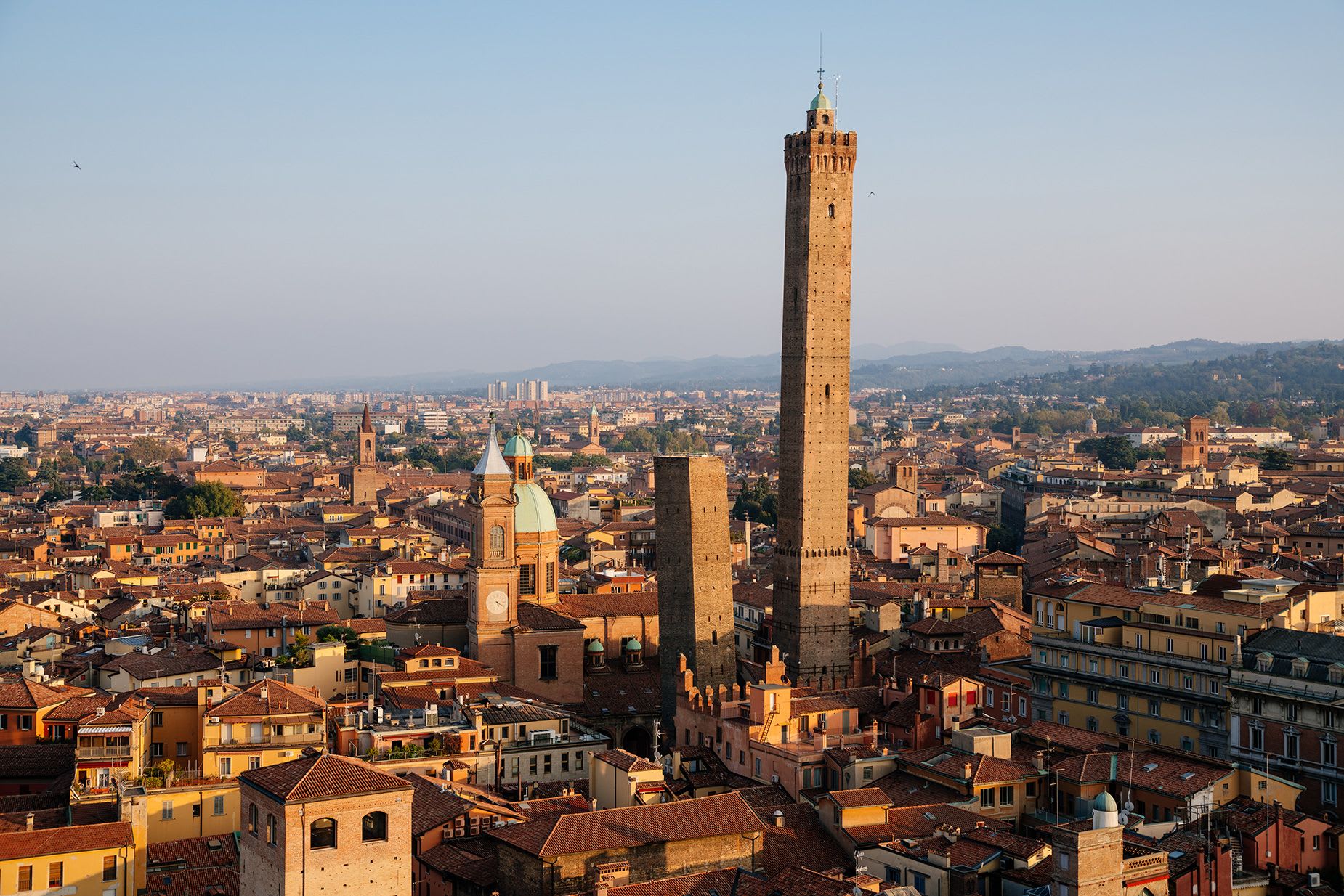 إغلاق "برج مائل" في إيطاليا وسط مخاوف من سقوطه