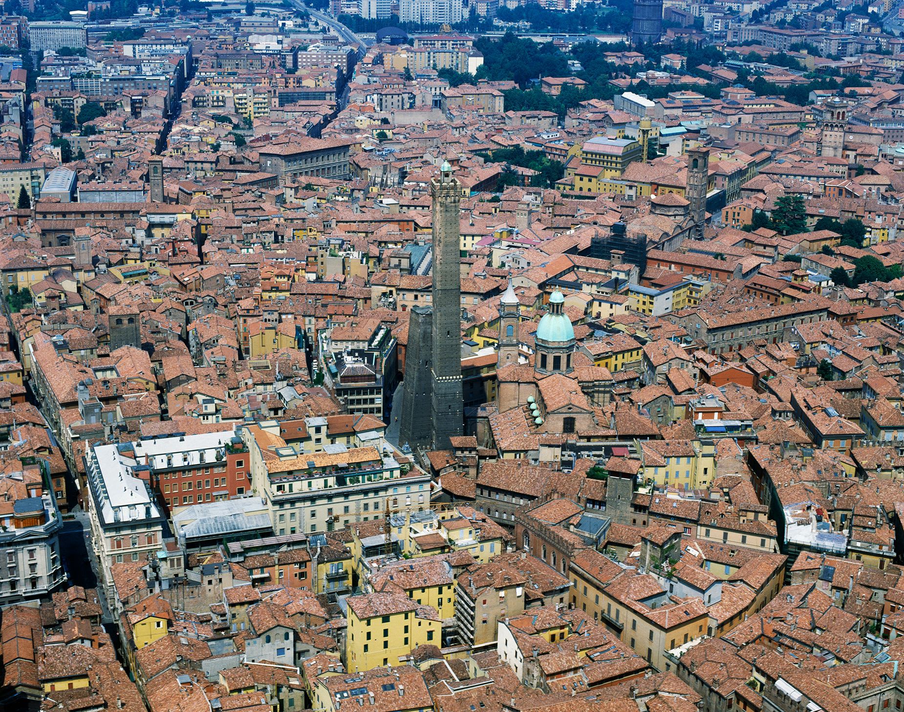 إغلاق "برج مائل" في إيطاليا وسط مخاوف من سقوطه