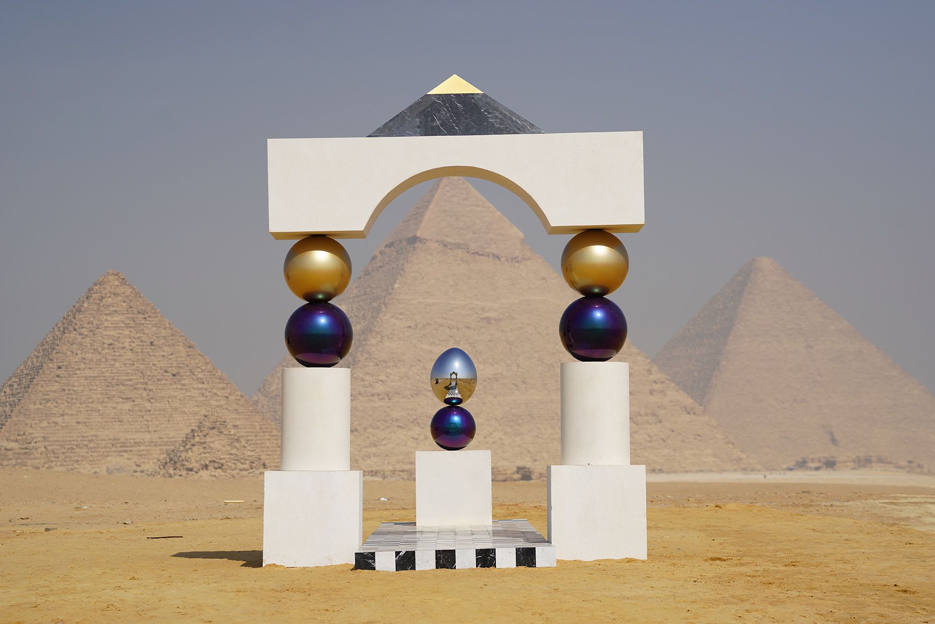 إحداها تجعل الأهرامات تبدو وكأنها تطفو.. تستضيف أشهر معالم مصر أعمالاً فنية مذهلة