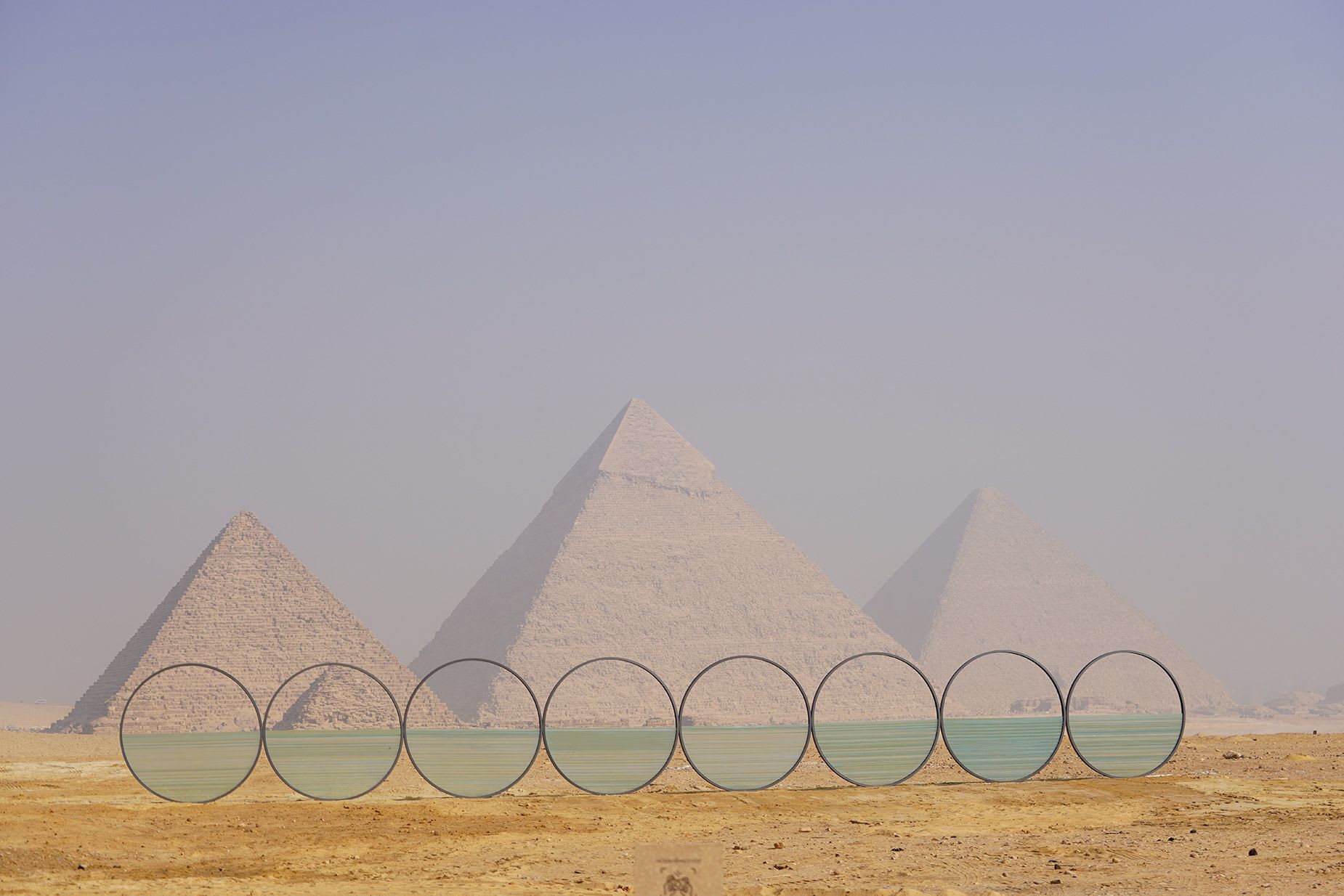 إحداها تجعل الأهرامات تبدو وكأنها تطفو.. تستضيف أشهر معالم مصر أعمالاً فنية مذهلة