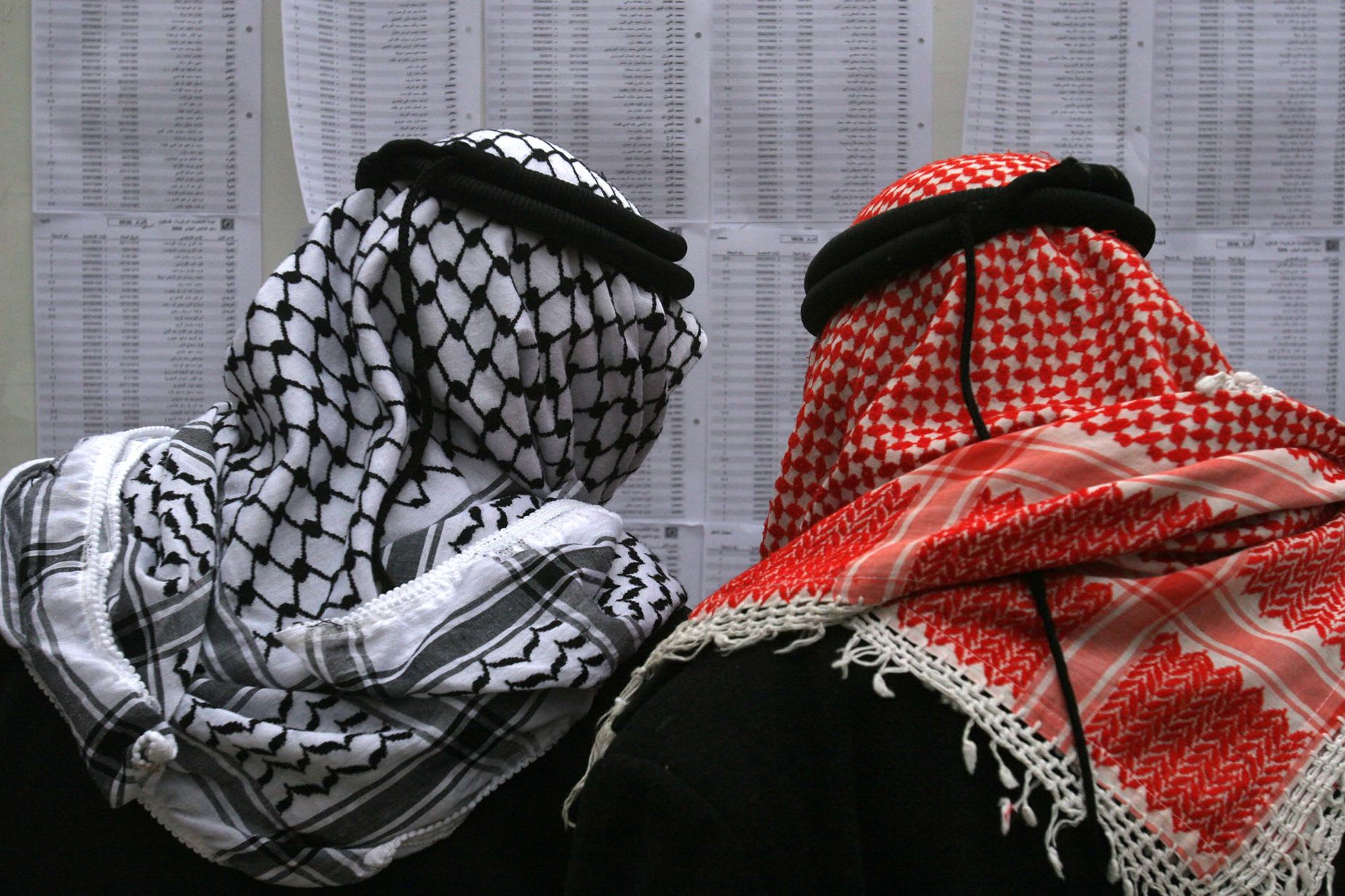 الكوفية: كيف أصبح هذا الوشاح رمزًا وًطنيا فلسطينيًا