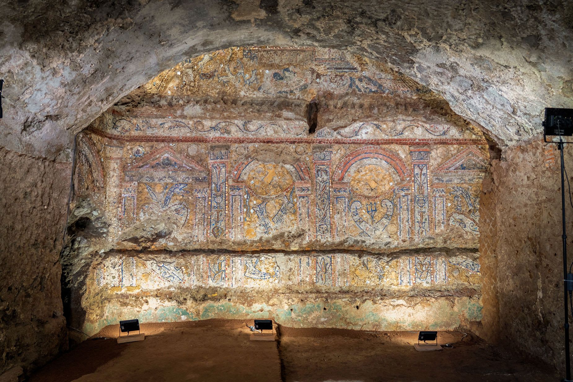 مدفونة أسفل روما.. العثور فسيفساء مصنوعة من الأصداف والمرجان يبلغ عمرها 2300 عام 
