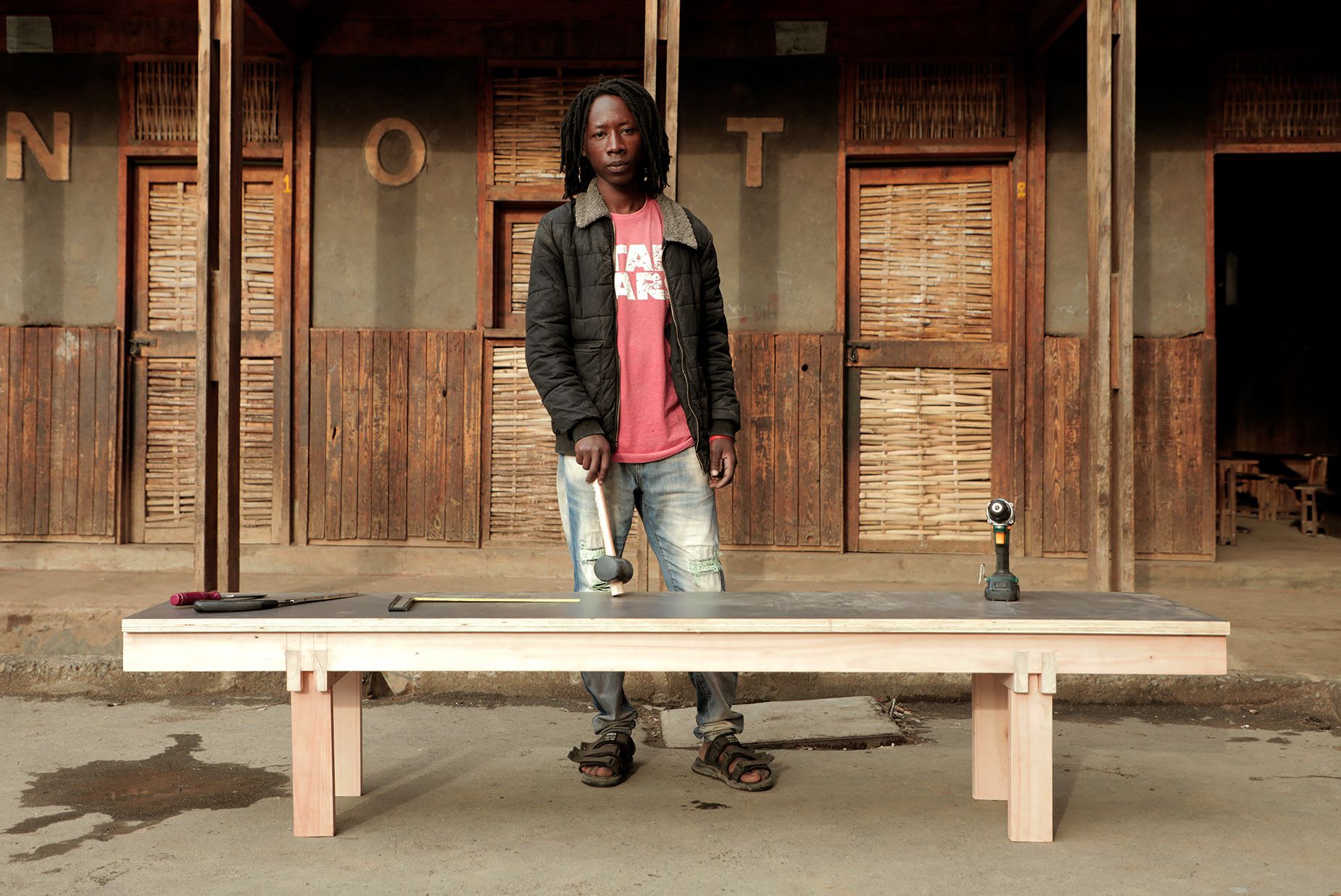 كيف جلب مصمم إيطالي الأثاث بأحد أقدم الأحياء الفقيرة في كينيا