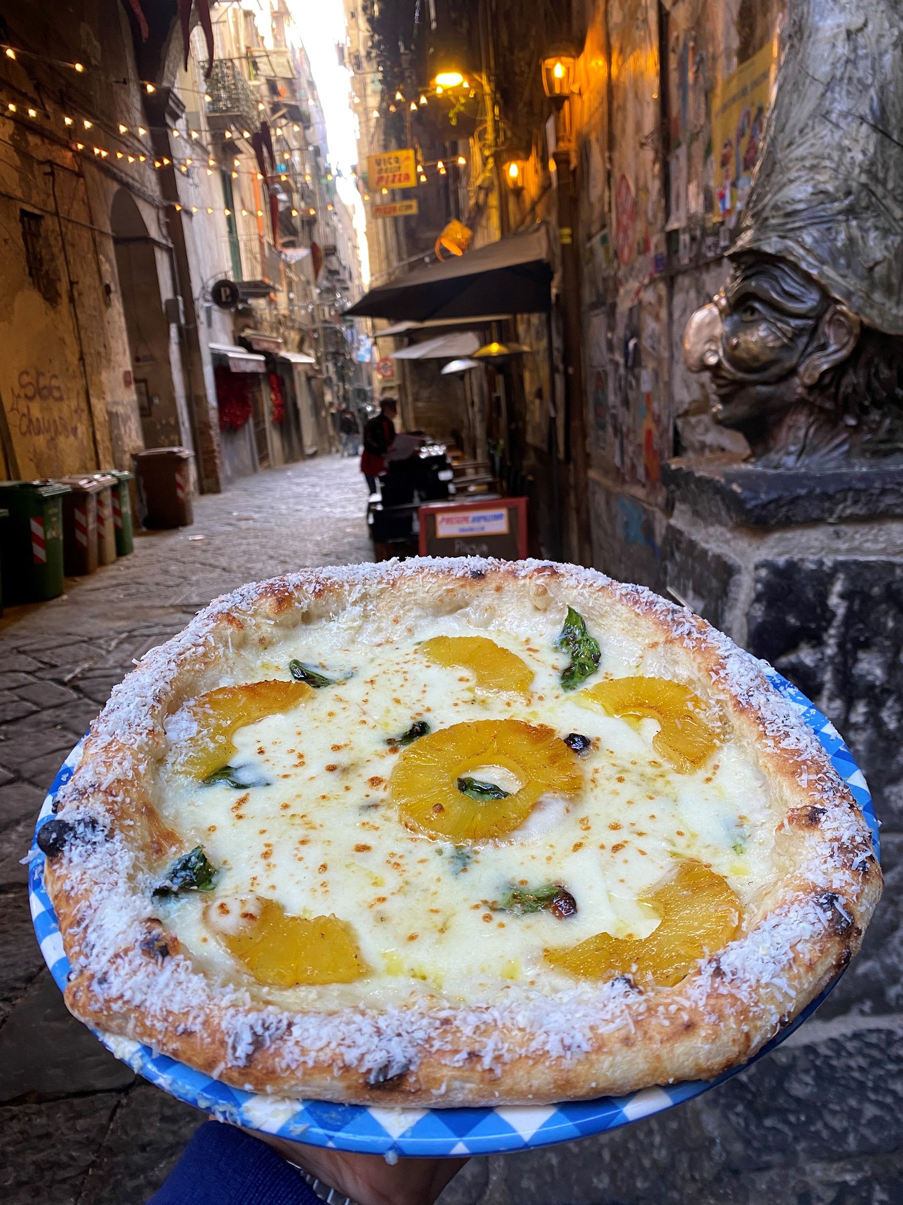 رُغم الإهانات.. إيطالي يسير عكس التيار ويقدم بيتزا بالأناناس في مطعمه