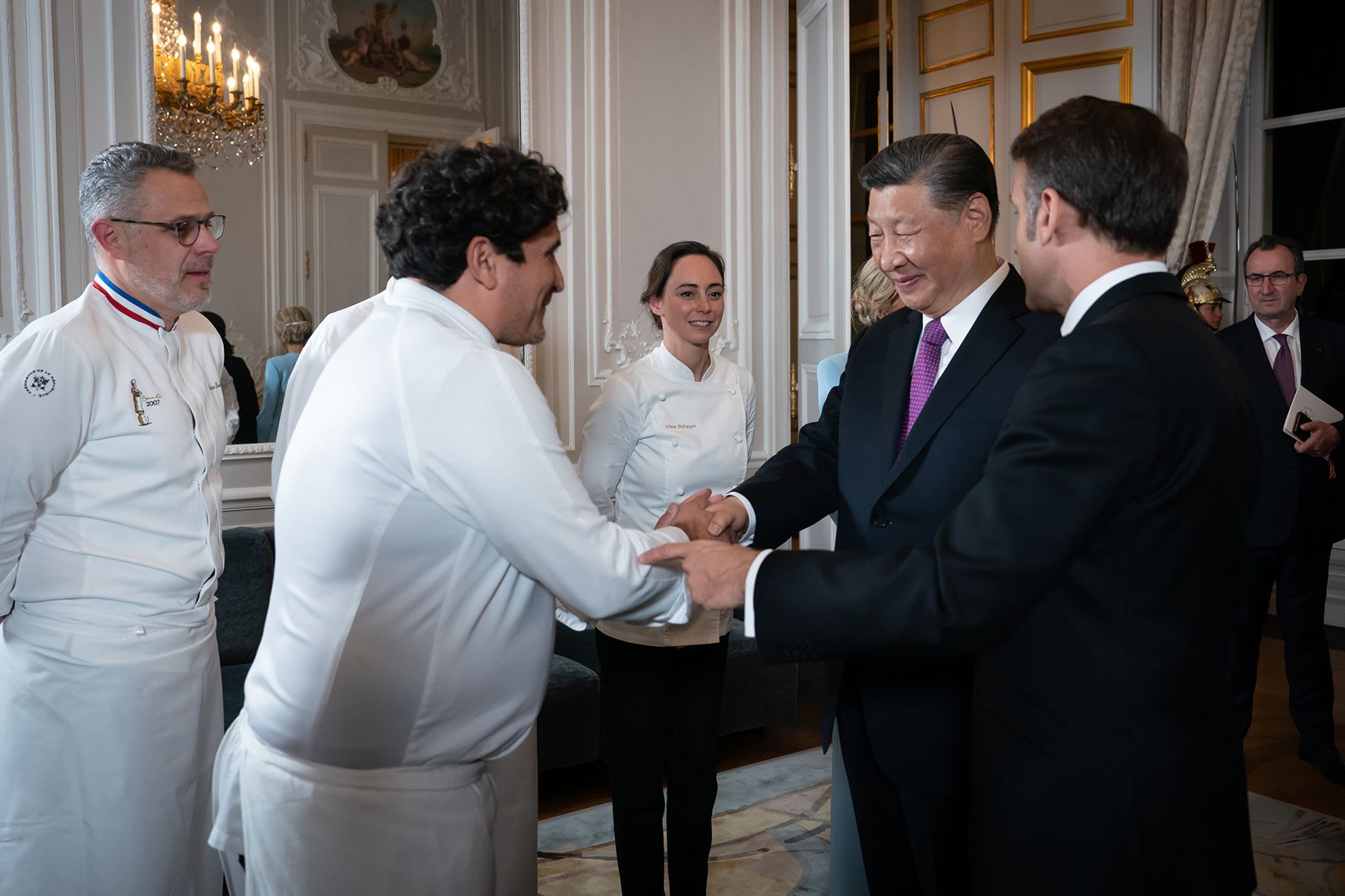 طاهٍ شهير يتحدث عن تجربة الطبخ للزعيم الصيني والرئيس الفرنسي