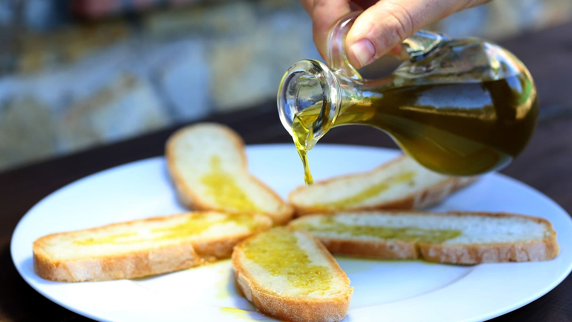 الطريقة الصحيحة لتذوّق زيت الزيتون.. بحسب الإيطاليين
